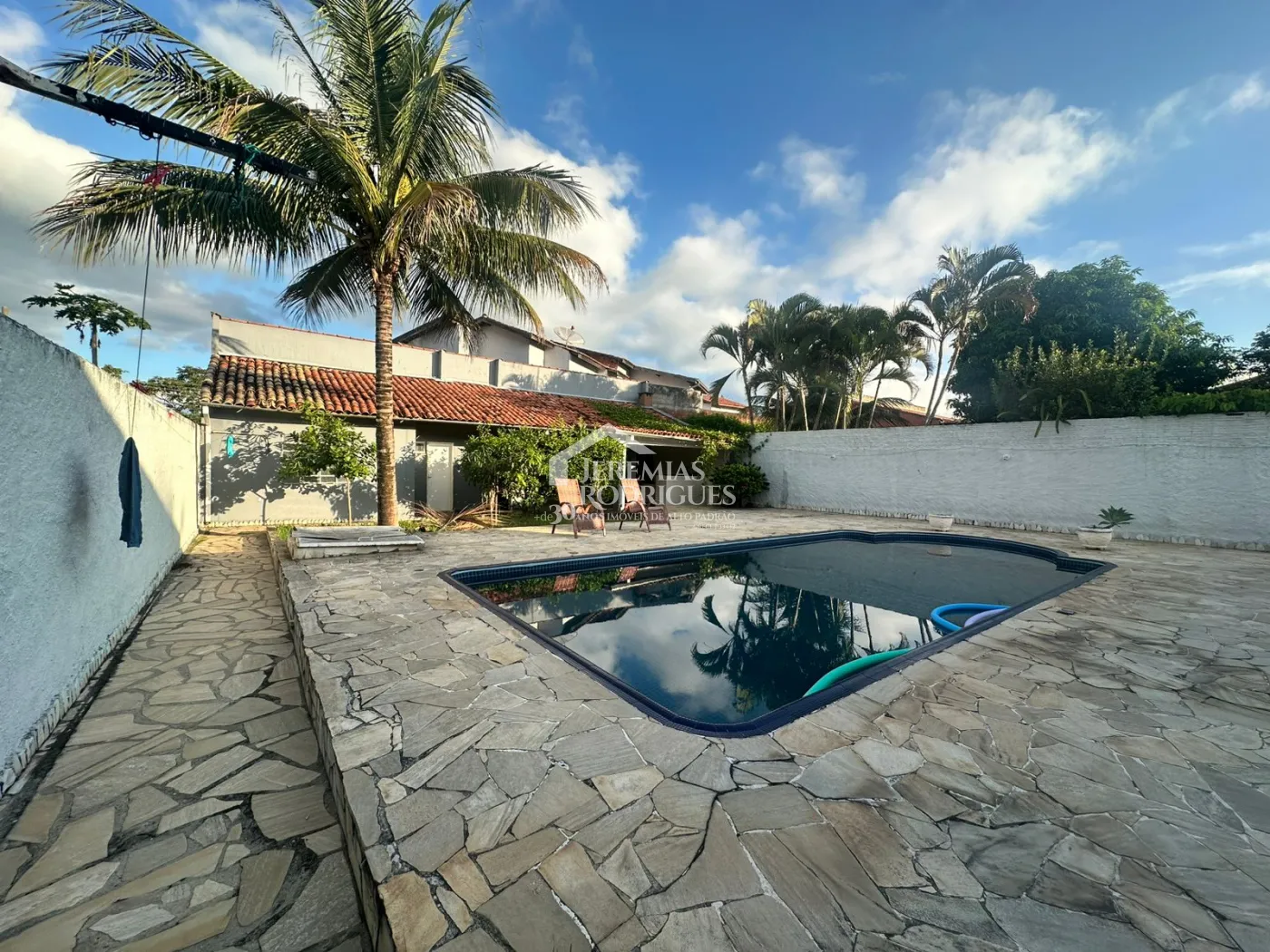 Casa para venda e locação com 3 dormitórios no bairro Jardim Residencial Doutor Lessa em Pindamonhangaba/SP