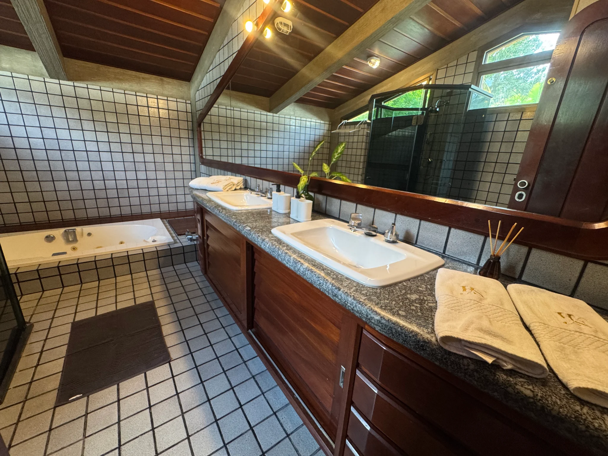 Casa á venda com 5 suítes, pé na areia no Condomínio Domingas Dias em Ubatuba/SP.