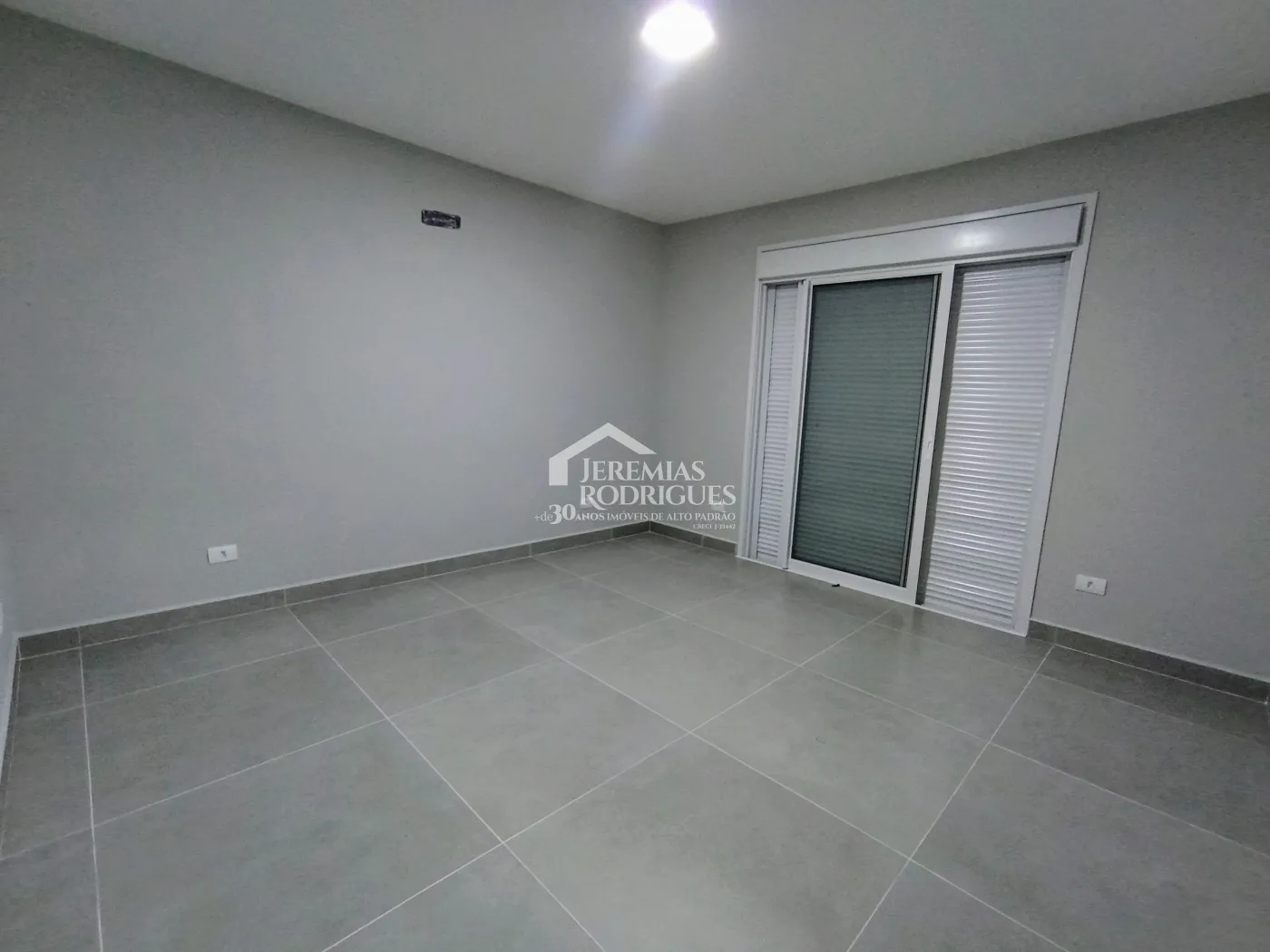 Casa à venda com 3 dormitórios no Condomínio Taubaté Village em Taubaté/SP.