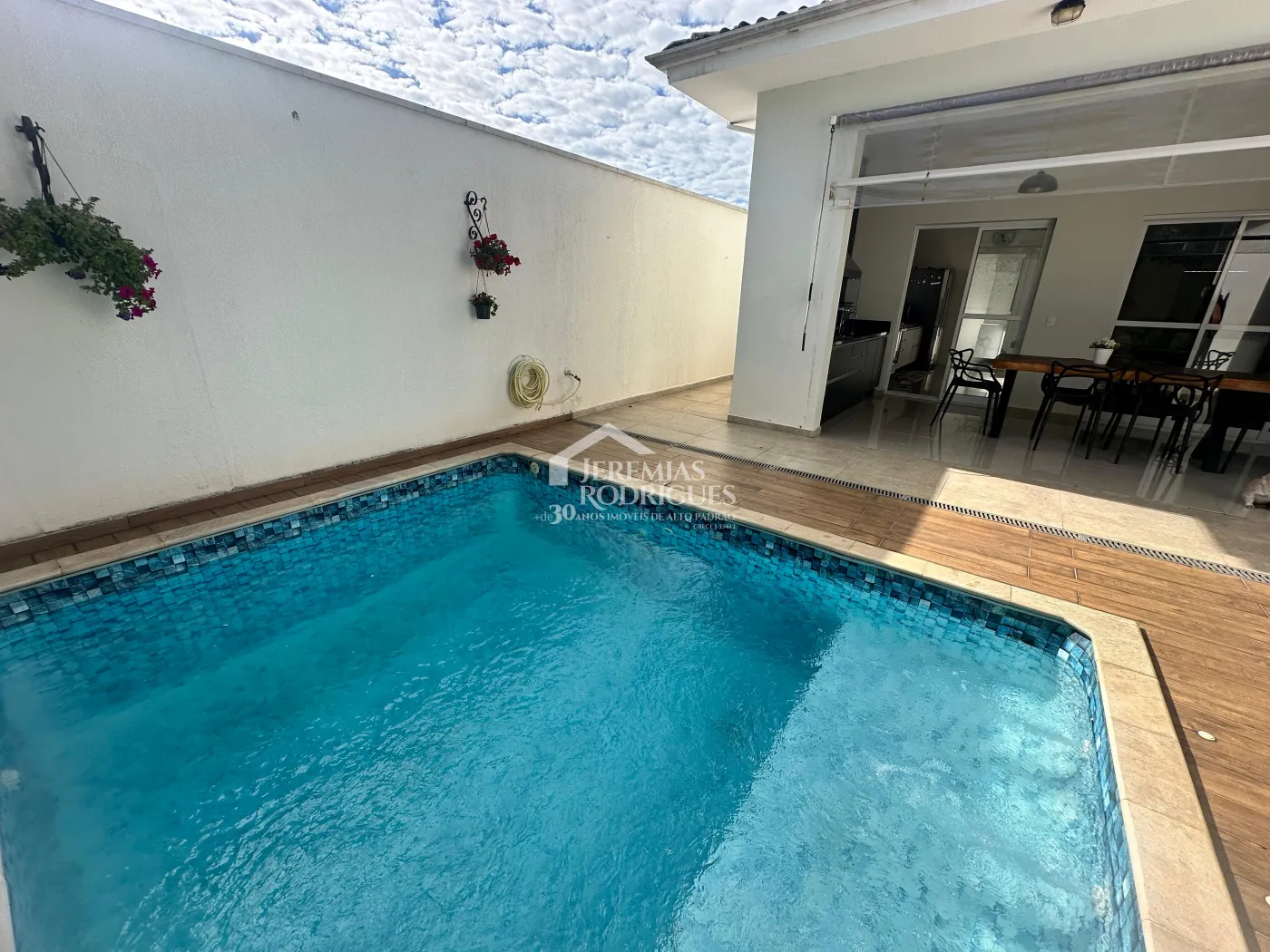 Casa mobiliada para locação com 3 suítes no Condomínio Real Ville em Pindamonhangaba/SP