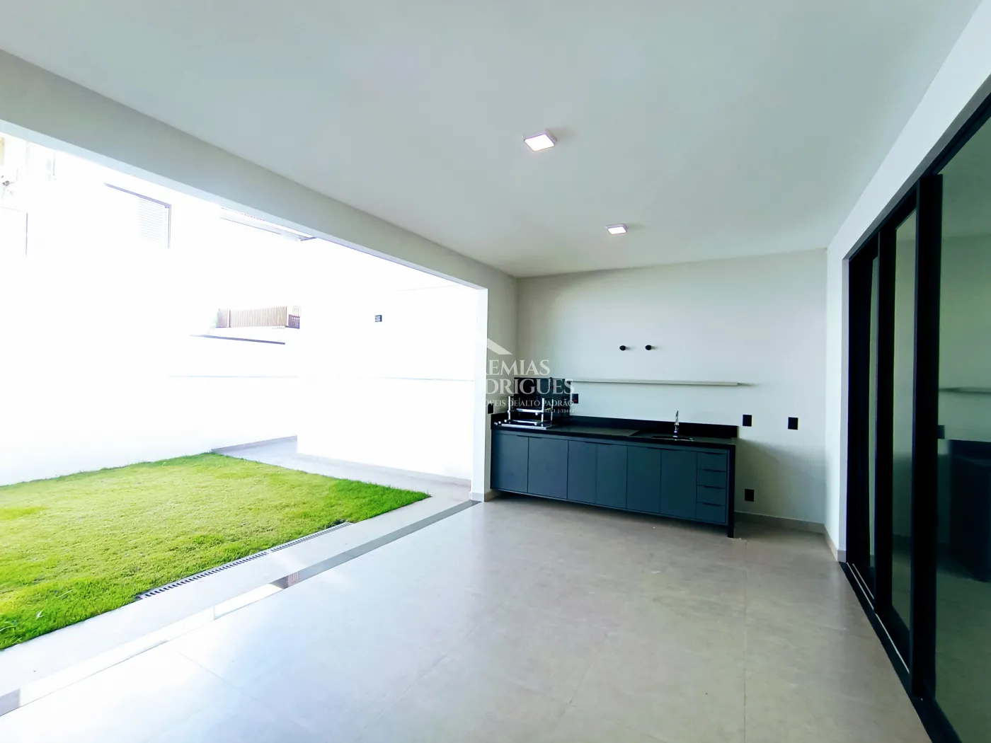 Casa para venda e locação com 3 dormitórios no Condomínio Campos do Conde II - Chambord em Tremembé/SP