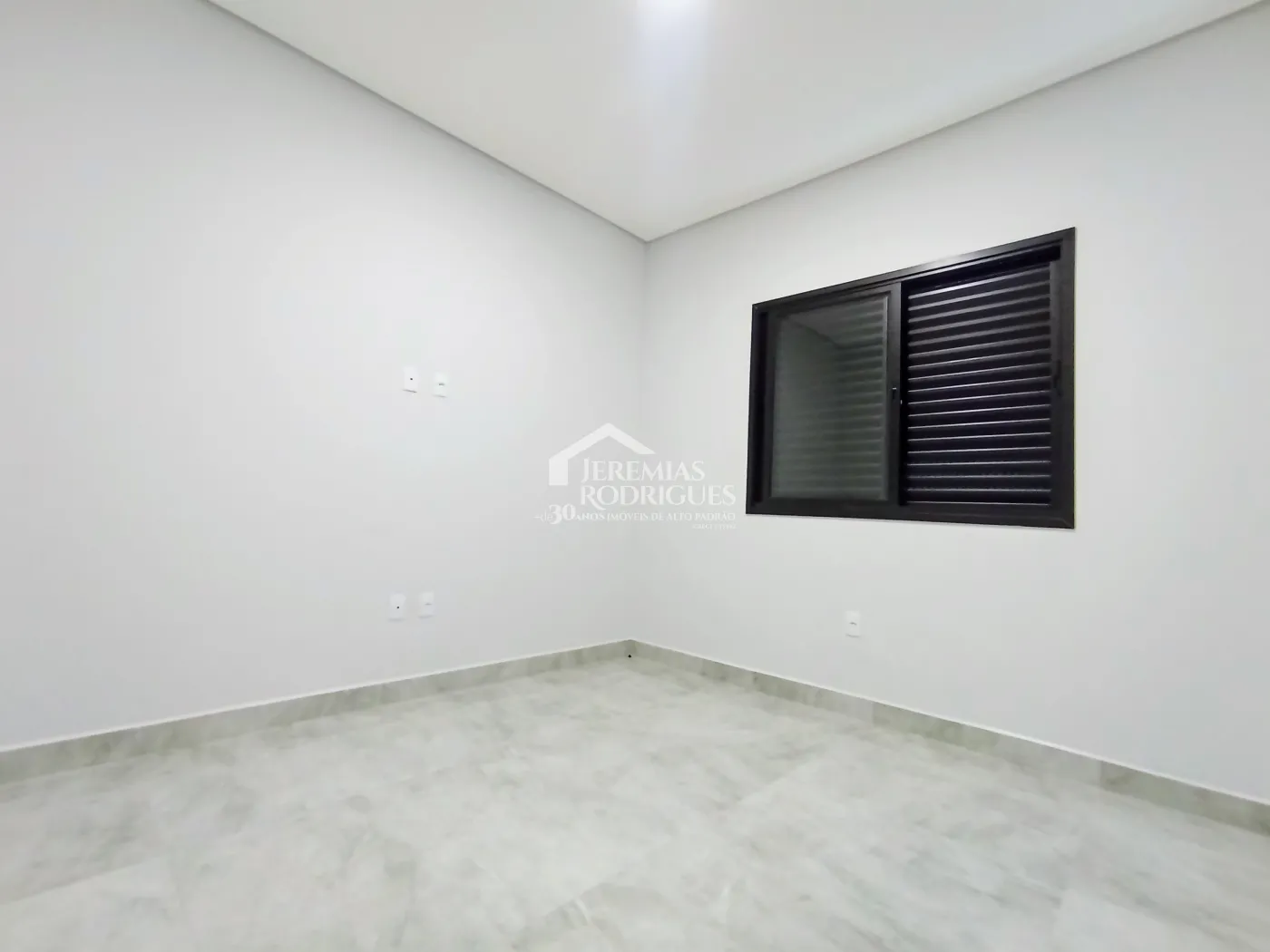 Casa à venda com 300 m² no Condomínio Ouro Ville em Taubaté/SP.