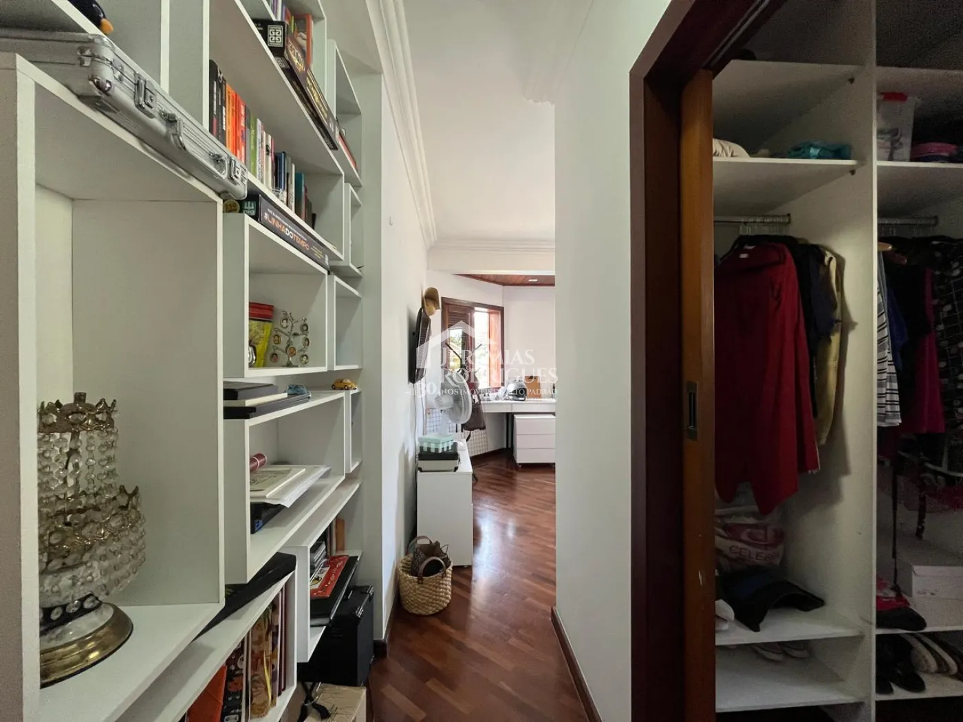 Casa à venda com 4 suítes no Condomínio Taubaté Village em Taubaté/SP.