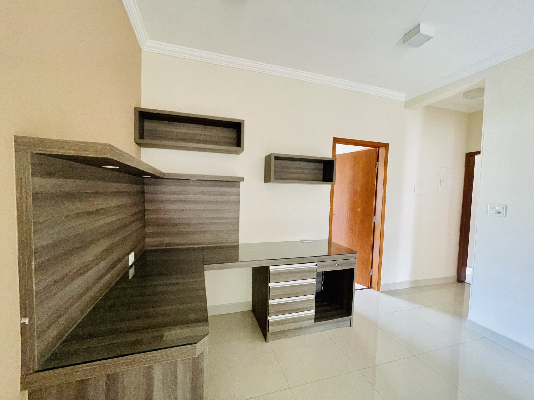 Casa para locação com 4 dormitórios no Condomínio Campos do Conde II em Tremembé/SP.