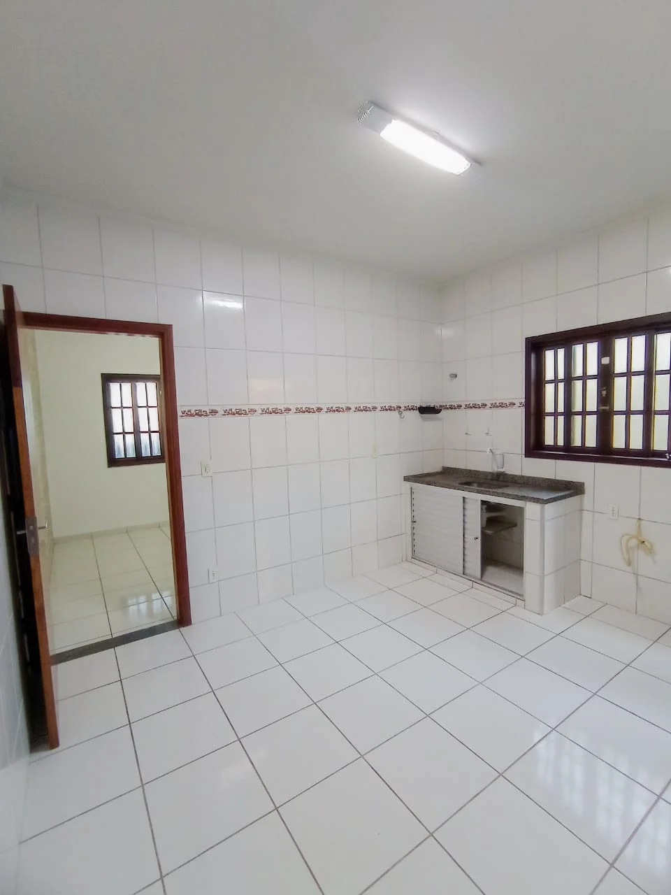 Casa para locação com 2 dormitórios no bairro Mombaça em Pindamonhangaba/SP. 