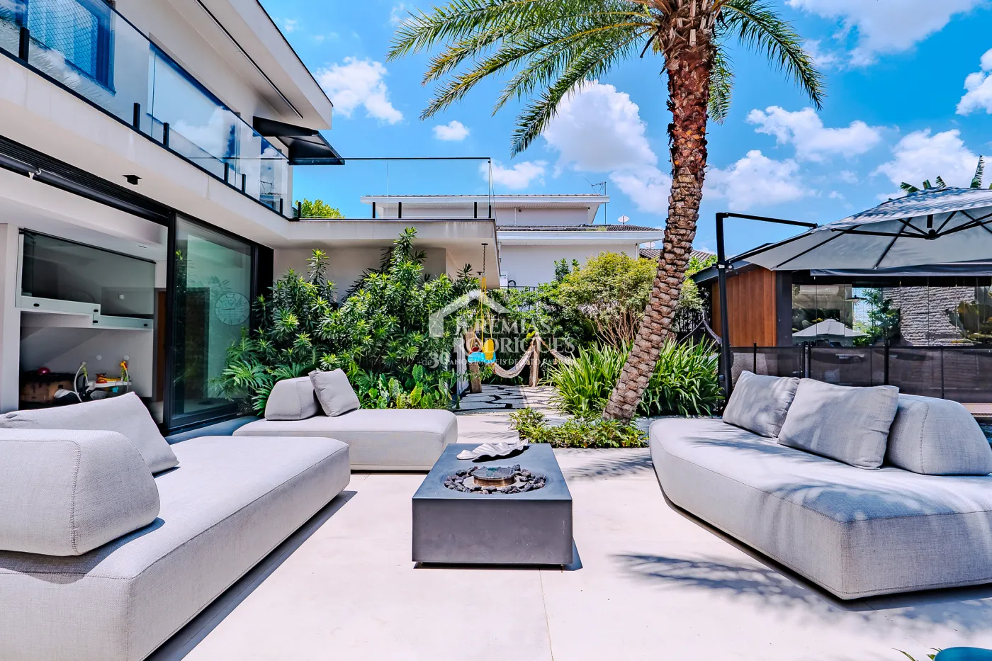 Casa à venda com 4 suítes no Condomínio Taubaté Village em Taubaté/SP.