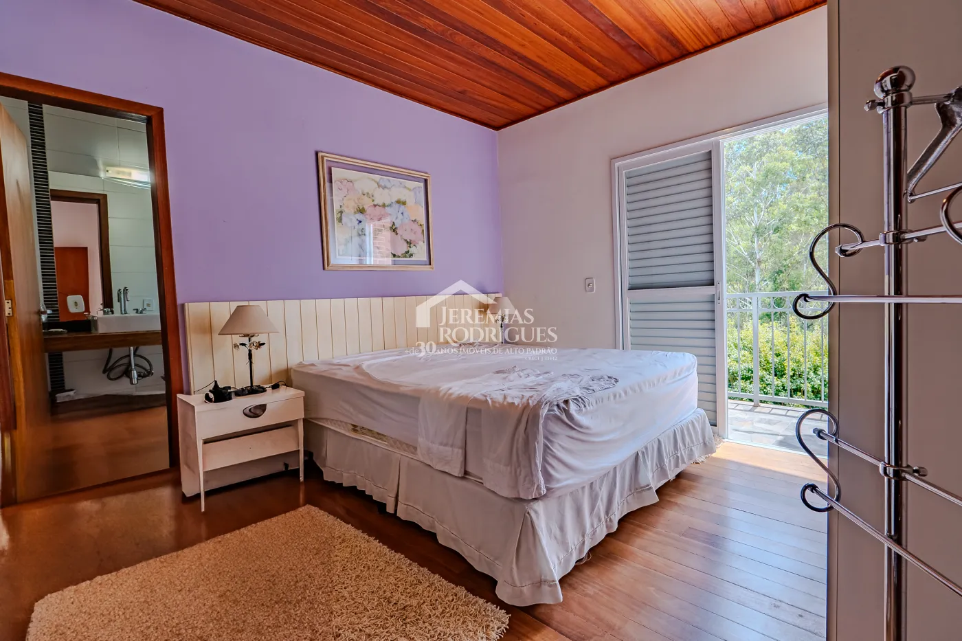 Casa assobradada à venda com 3 dormitórios no Condomínio Parque da Mantiqueira em Santo Antônio do Pinhal/SP.