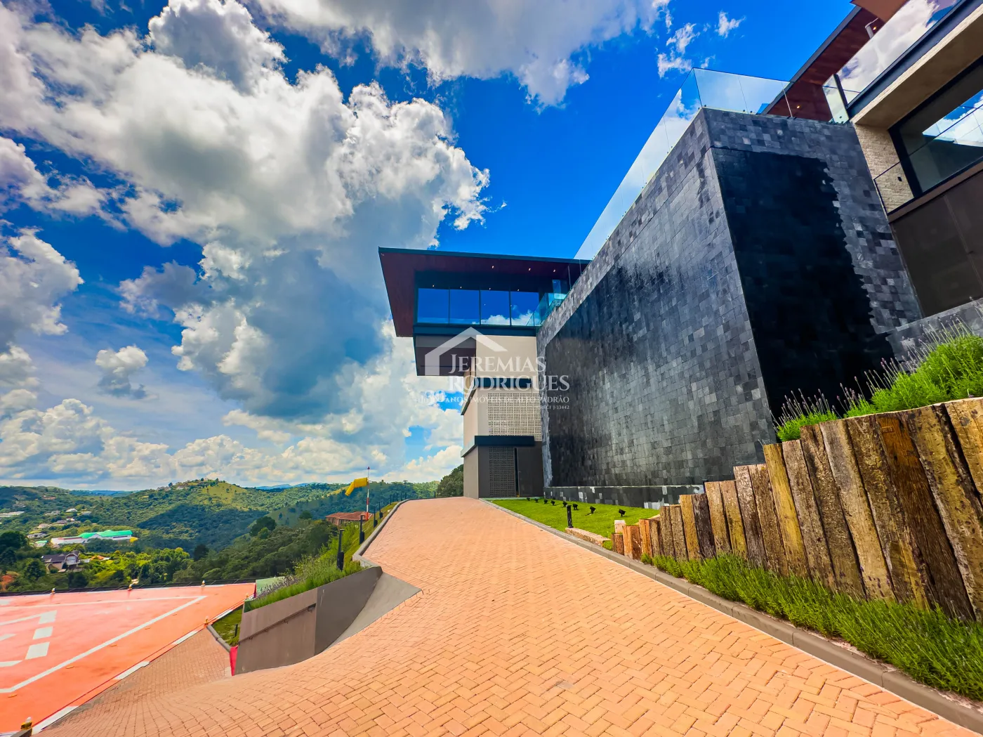 Mansão à venda com 11 suítes no Condomínio Gran Ville em Campos do Jordão/SP.