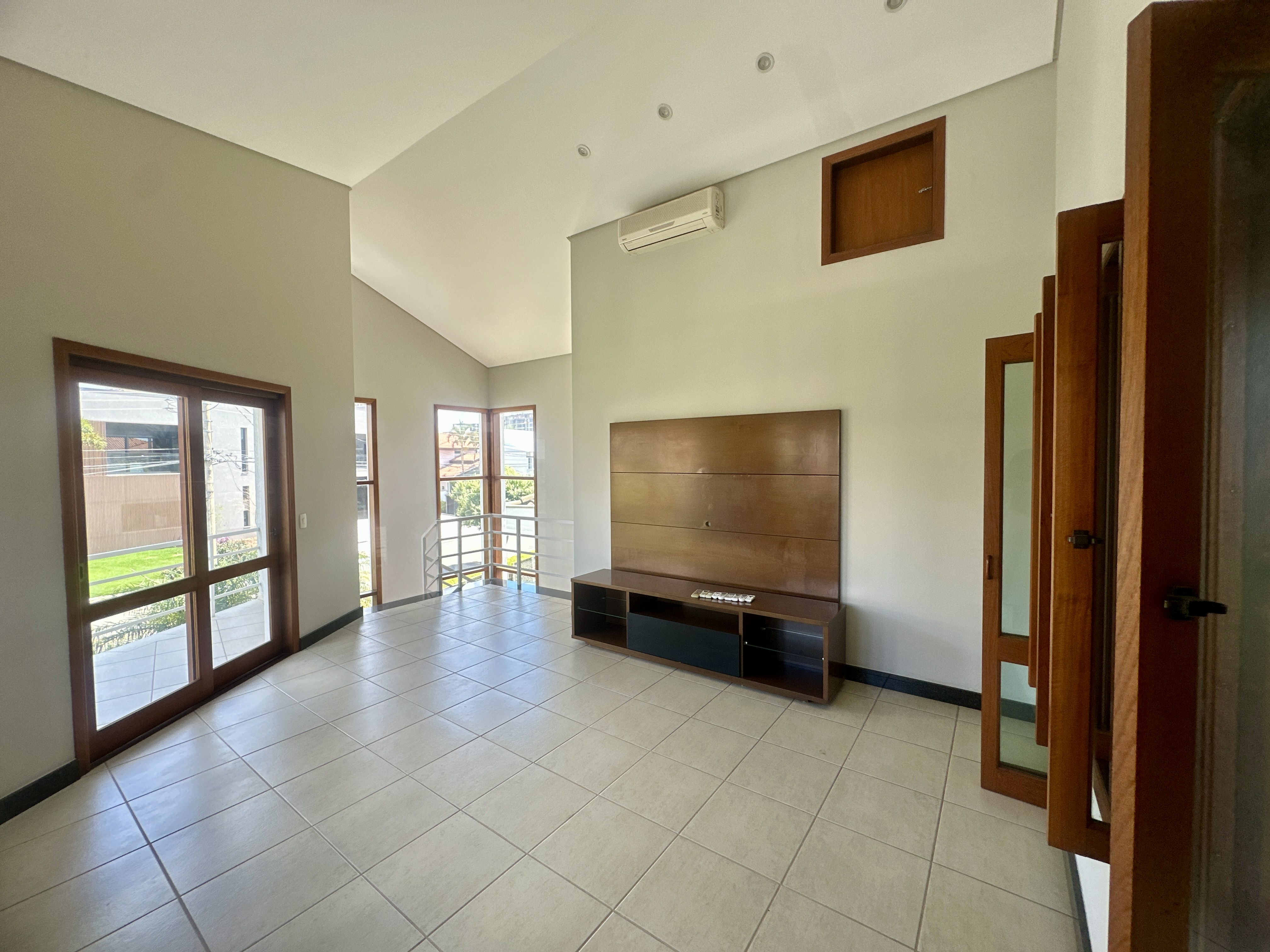 Casa para locação com 3 suítes no Condomínio Taubaté Village em Taubaté/SP. 