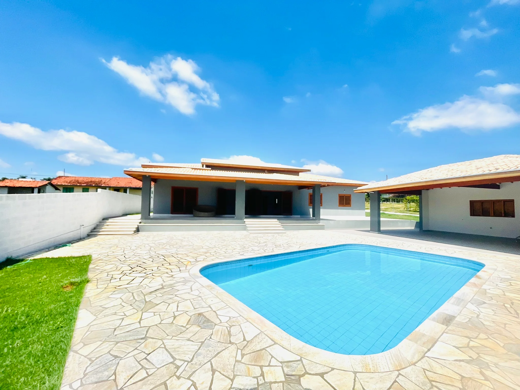 Casa à venda com 4 dormitórios no Condomínio Chácaras Cataguá em Taubaté/SP