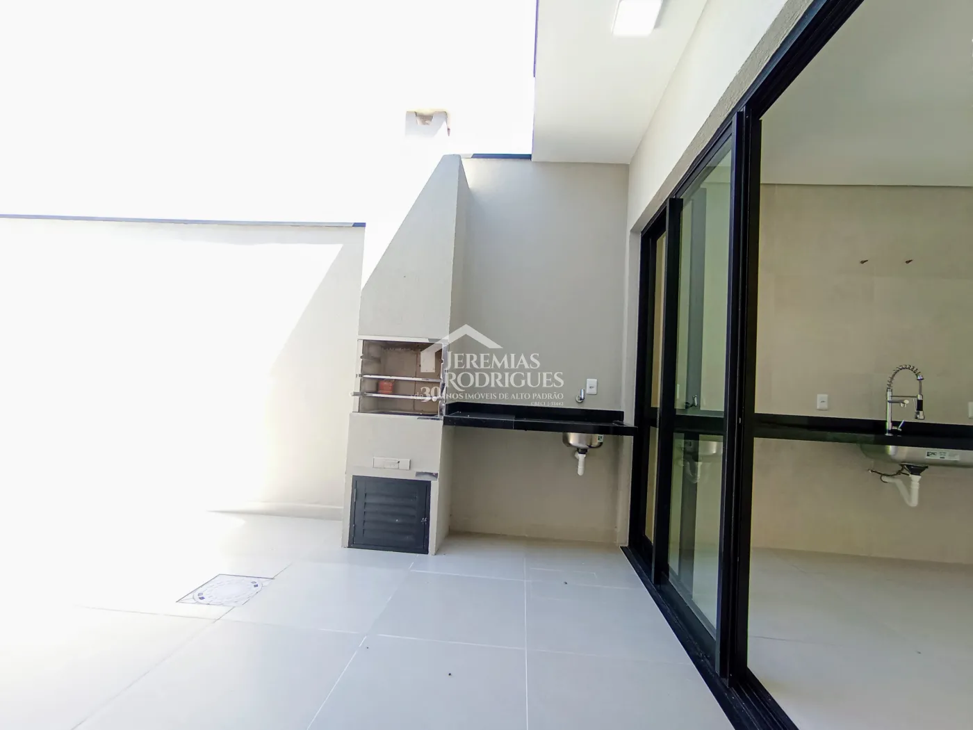 Casa para venda e locação com 3 dormitórios no Bosque da Imperatriz em Pindamonhangaba/SP.