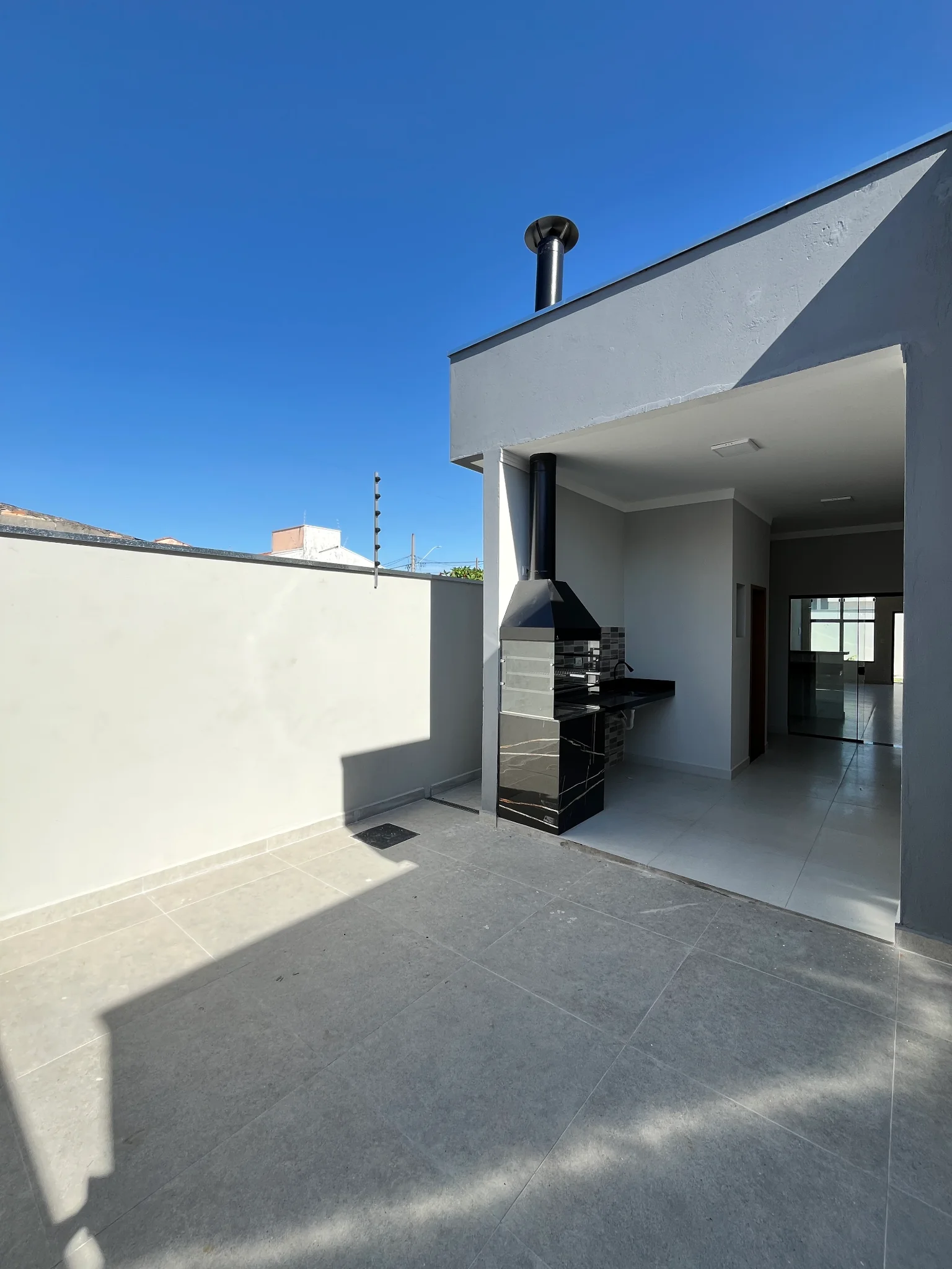 Casa com área gourmet e segurança completa à venda no Parque das Palmeiras – Pindamonhangaba/SP