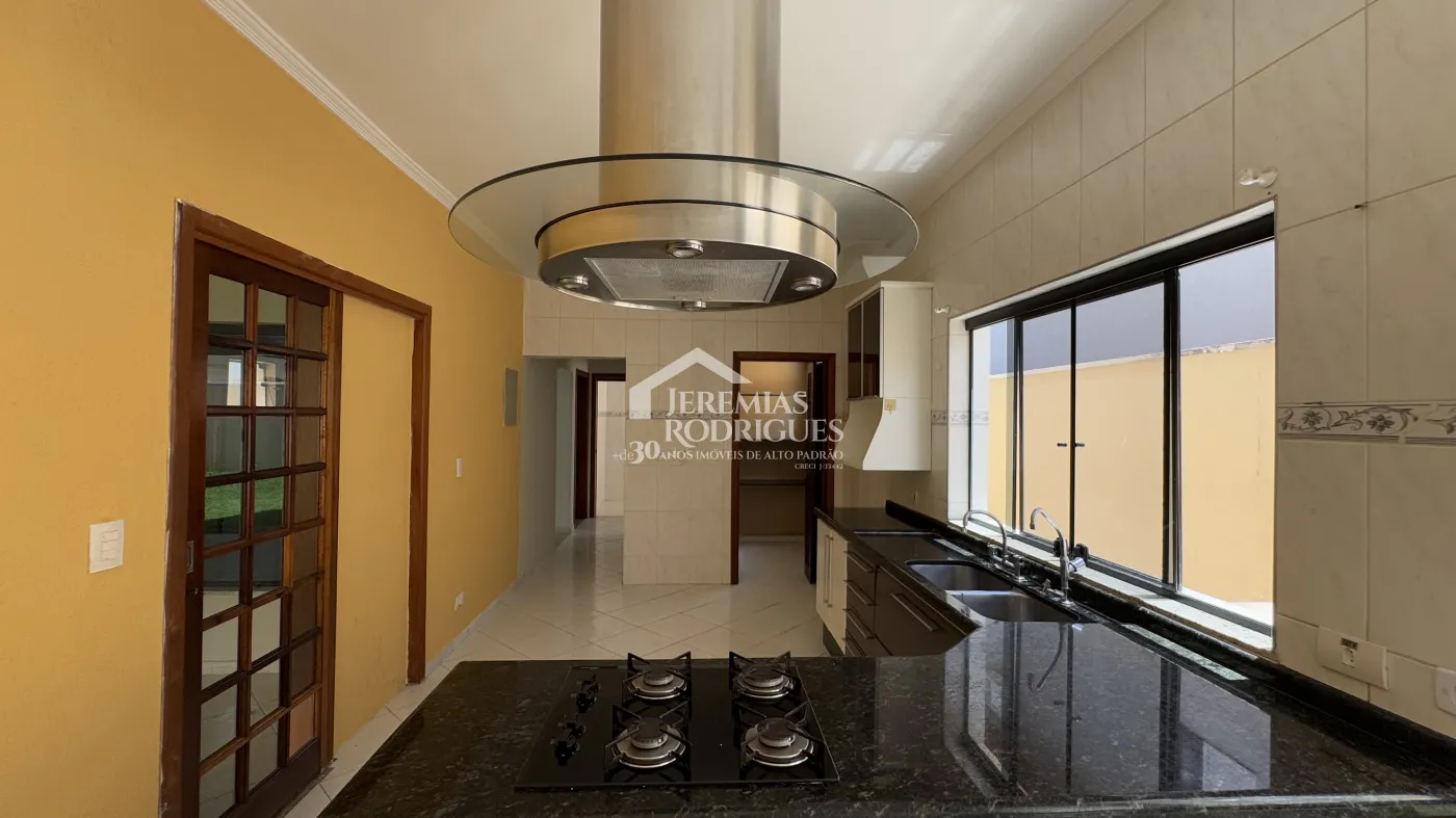 Casa para venda e locação com 4 dormitórios no Condomínio Real Ville I em Pindamonhangaba/SP.