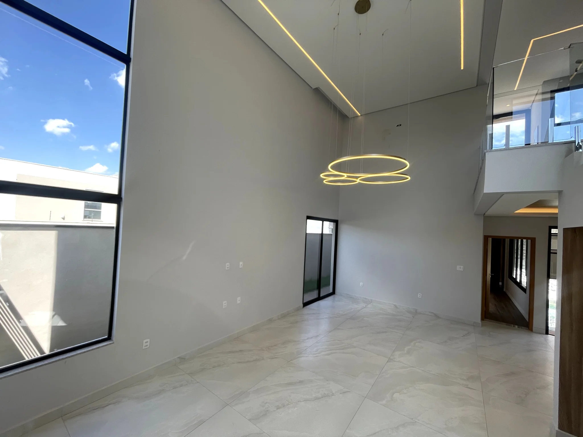 Casa para venda e locação com 3 dormitórios no Condomínio Terras do Vale em Caçapava/SP. 