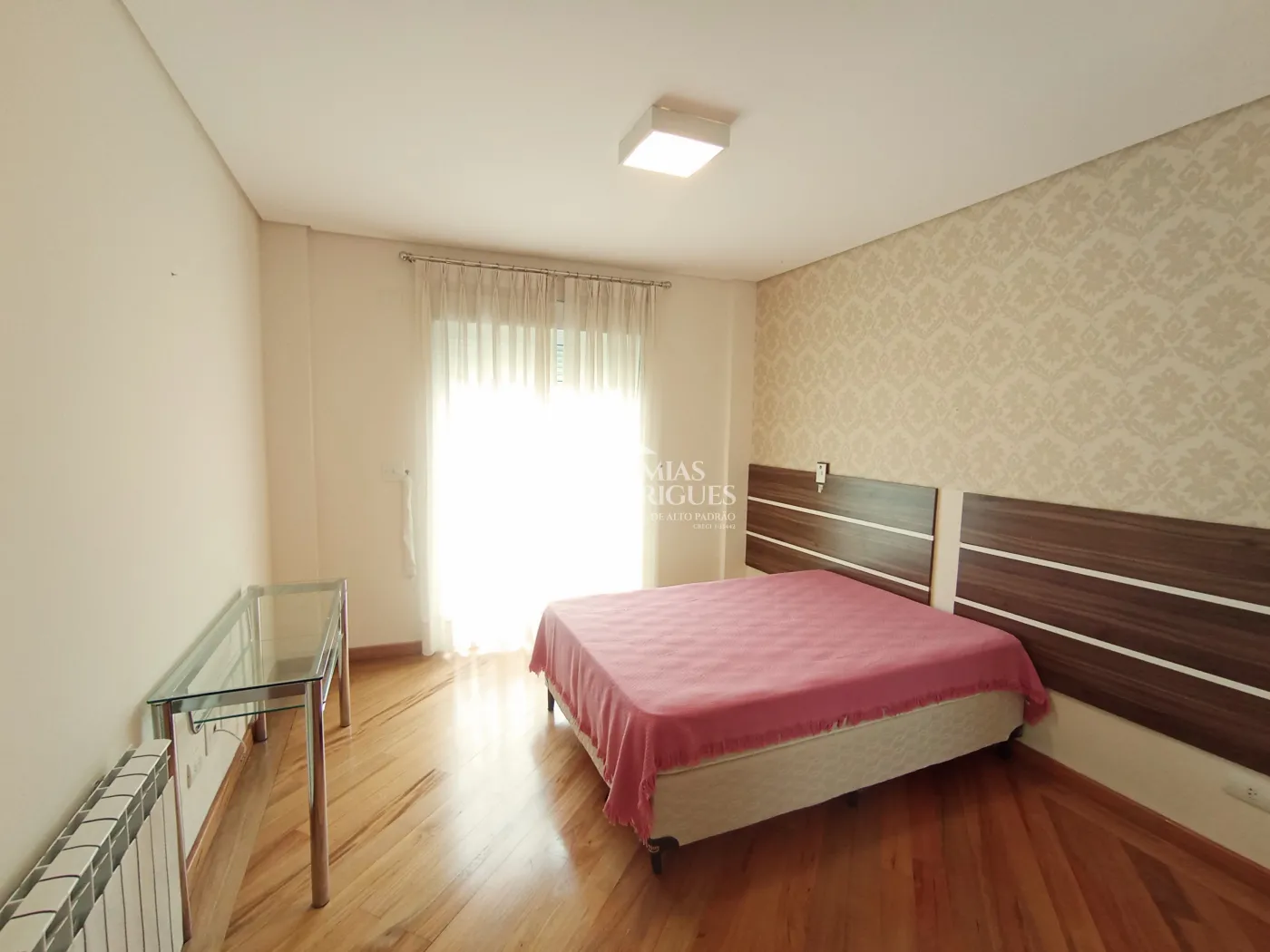 Apartamento duplex à venda com 4 suítes, 401 m² no Condomínio Chateau D Amboise em Campos do Jordão/SP.