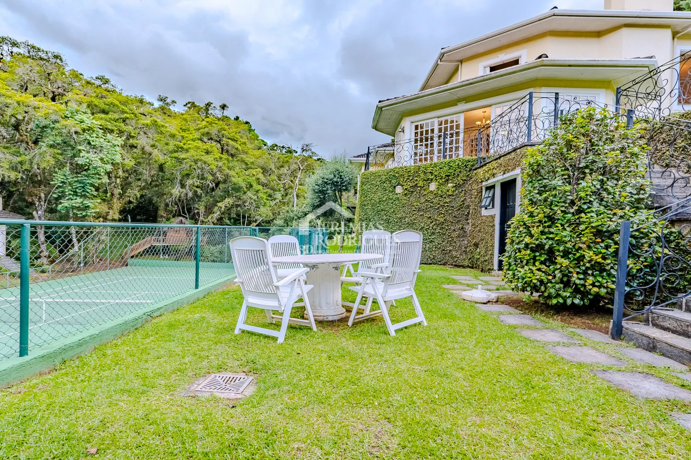 Casa com 6 suítes, 700 m² - Condomínio Vila Simonsen - Campos do Jordão/SP.