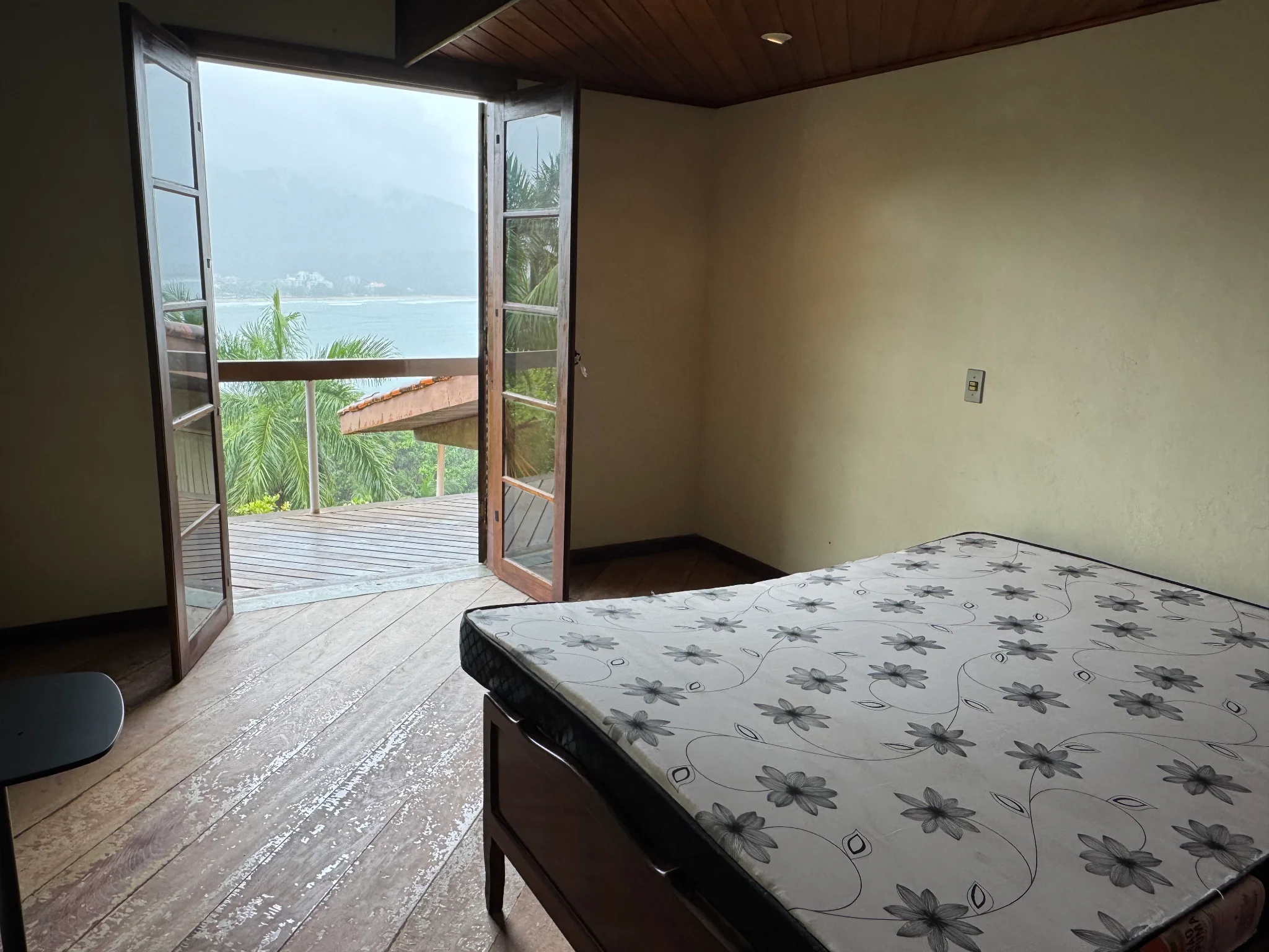 Casa à venda com 5 dormitórios no Condomínio Ponta das Toninhas em Ubatuba/SP. 