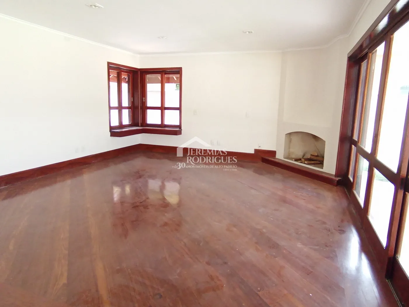 Casa à venda e locação com 4 suítes no Condomínio Colonial Village I em Pindamonhangaba/SP.