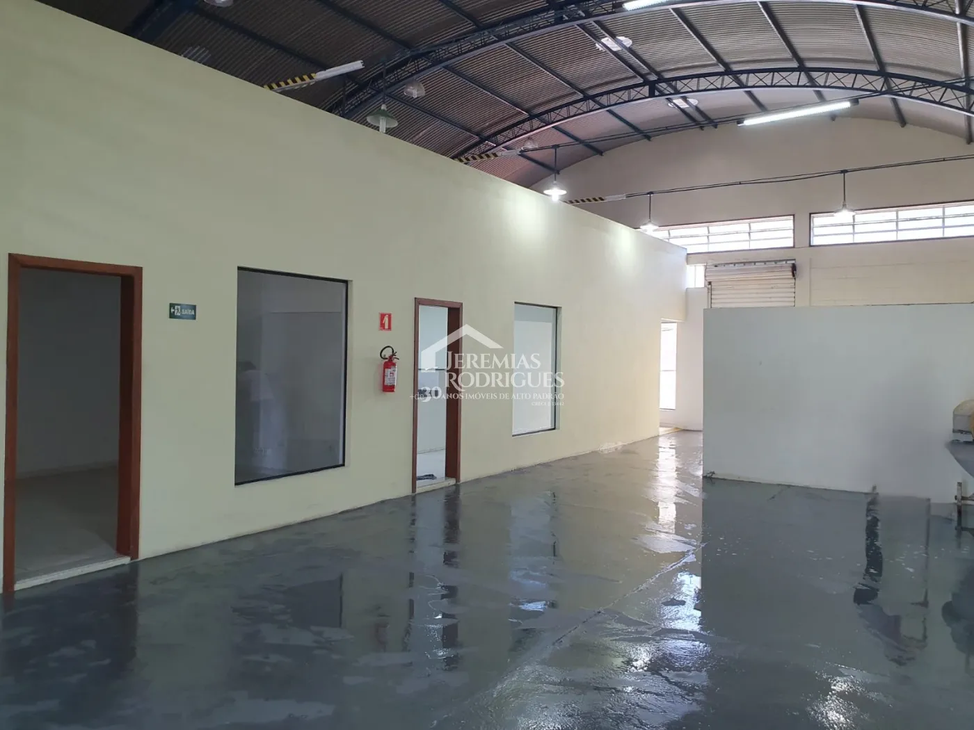 Galpão à venda no bairro Jardim Jaraguá em Taubaté/SP.