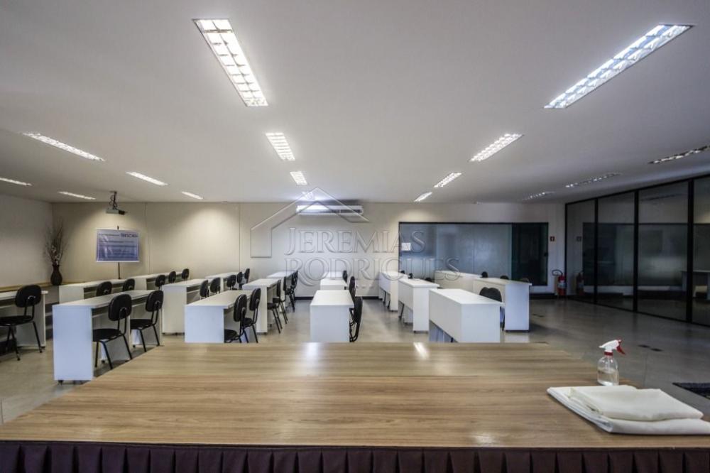 Prédio comercial à venda no Centro em Taubaté/SP. 