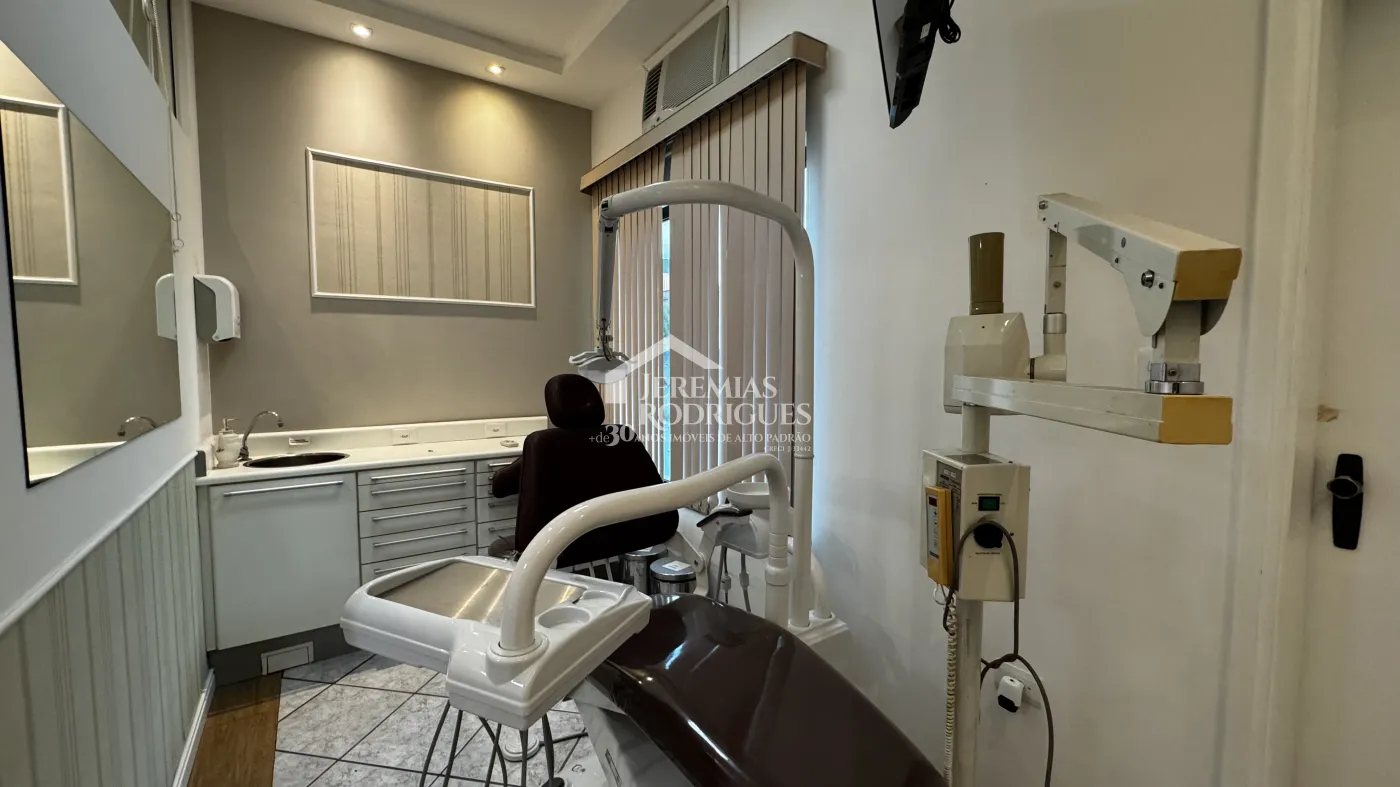 Sala comercial para venda e locação com 327 m² em Pindamonhangaba/SP.