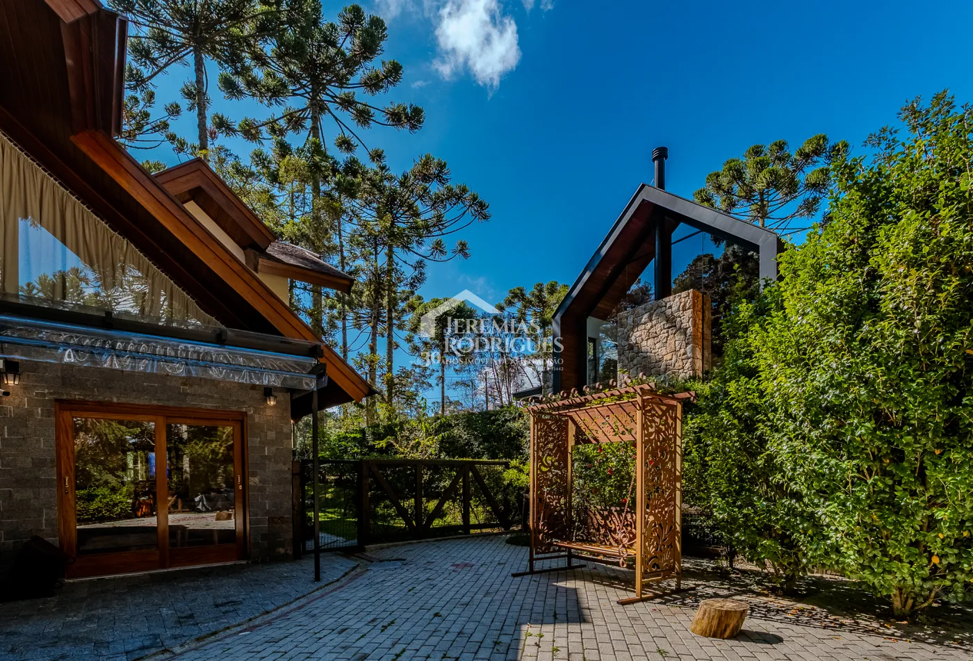 Casa à venda com 3 suítes no Condomínio Reserva Figueiredo em Campos do Jordão/SP.
