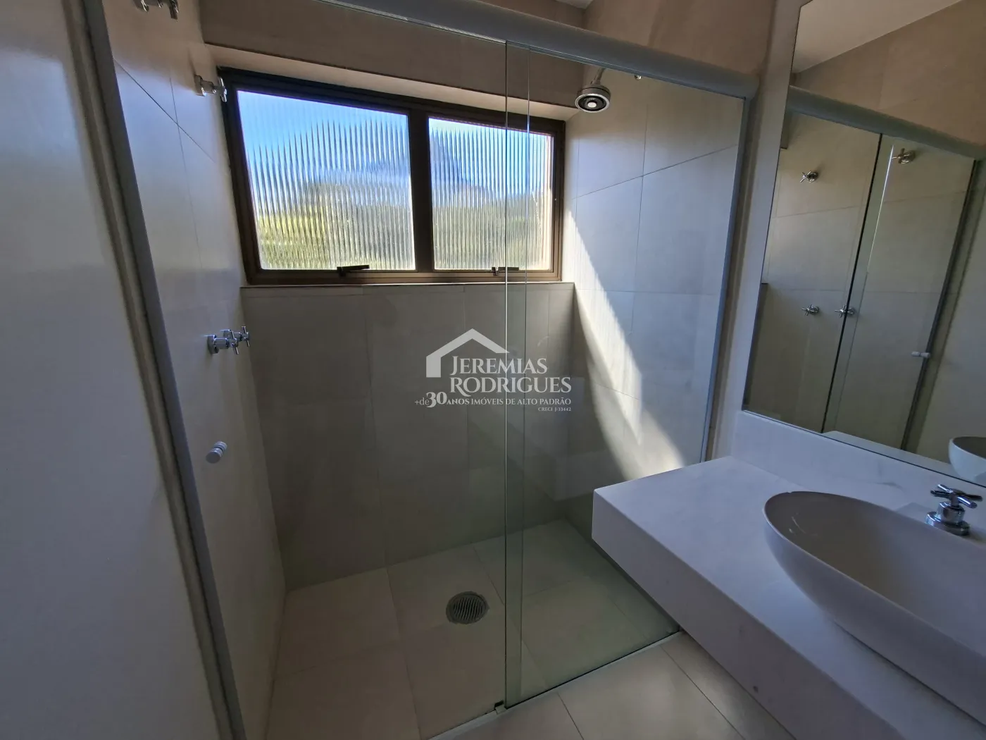 Casa à venda com 4 dormitórios no Condomínio Jardim Véu da Noiva em Campos do Jordão/SP.
