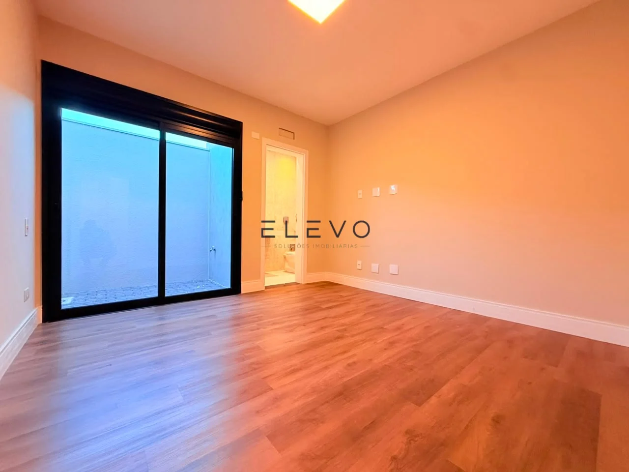 Casa Térrea à Venda no Condomínio Ouro Verde | 3 Suítes, Piscina e 237 m² em Sarandi-PR