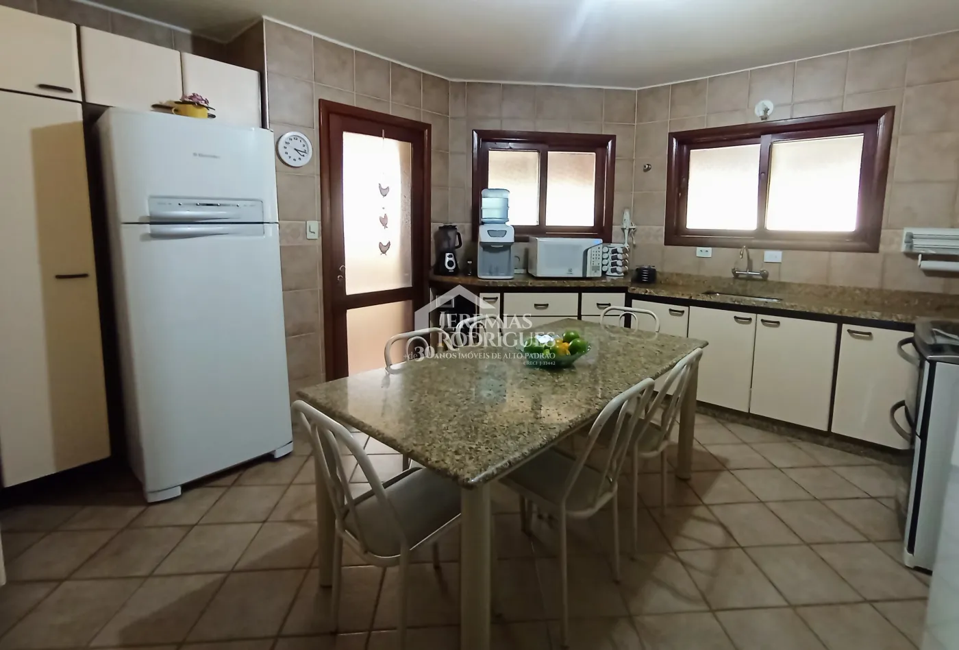 Casa à venda com 4 dormitórios no Condomínio Village Paineiras em Pindamonhangaba/SP.