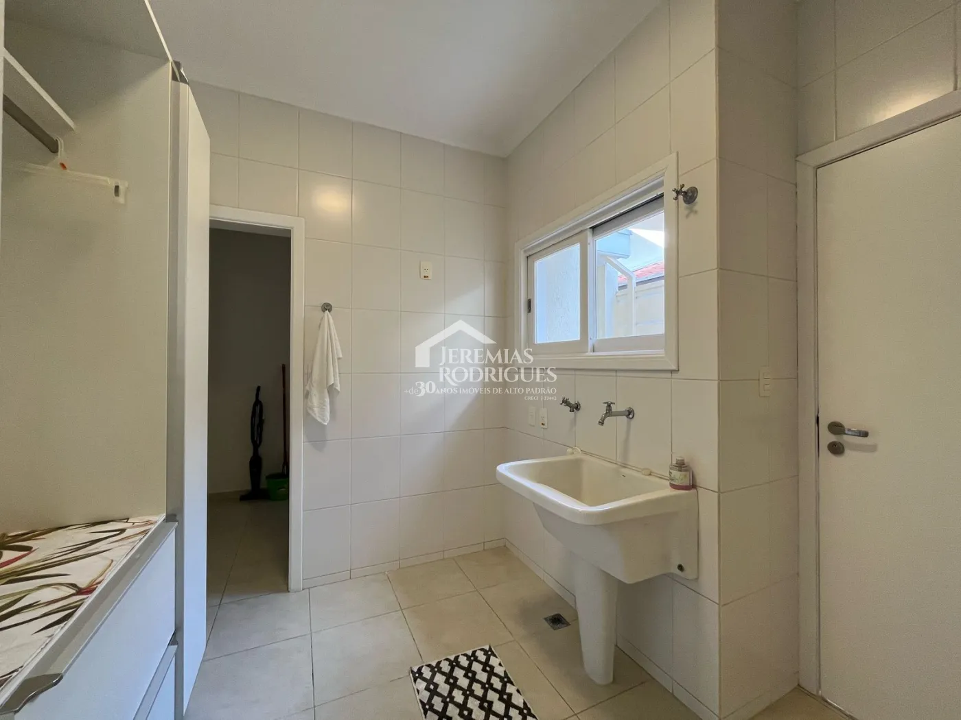 Casa à venda com 4 suítes no Condomínio Taubaté Village em Taubaté/SP.