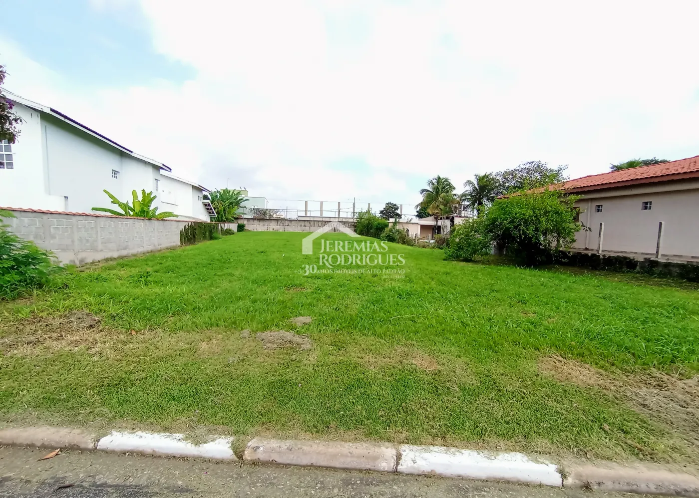 Terreno à venda com 1.234,50 m² no Condomínio Village Paineiras em Pindamonhangaba/SP.