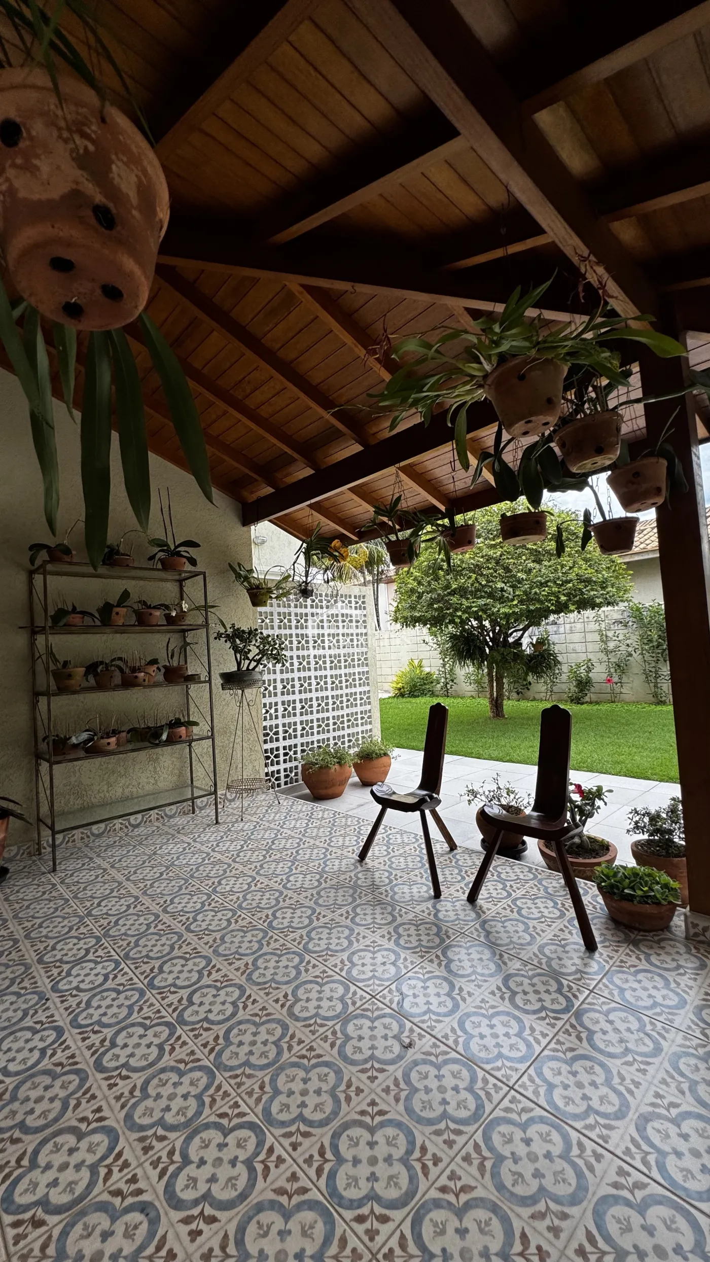 Casa assobradada à venda com 4 dormitórios no Condomínio Jardim das Hortênsias em Taubaté/SP.