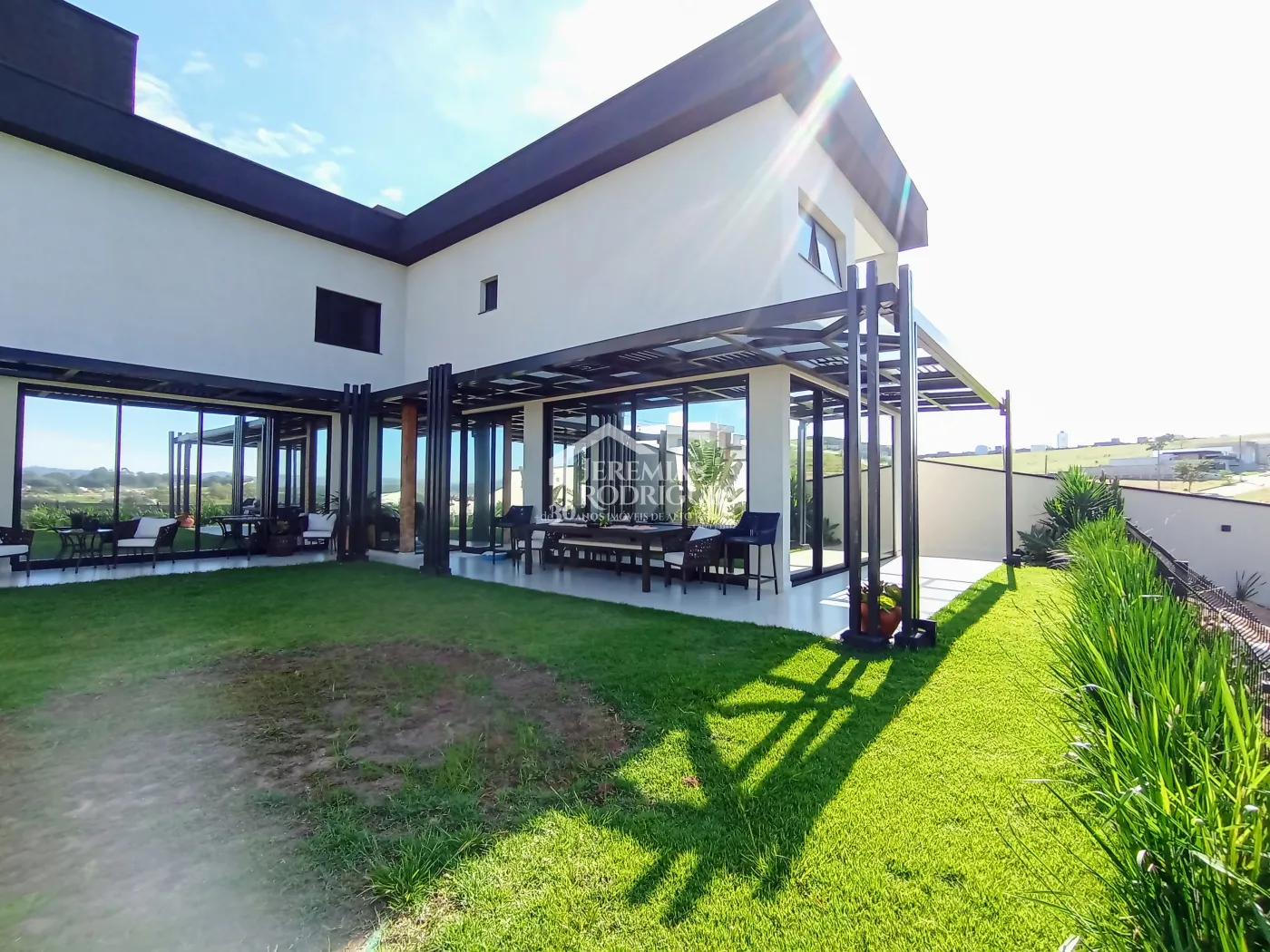 Sobrado invertido para venda com 3 suítes no Condomínio Campos do Conde Taubaté em Taubaté/SP