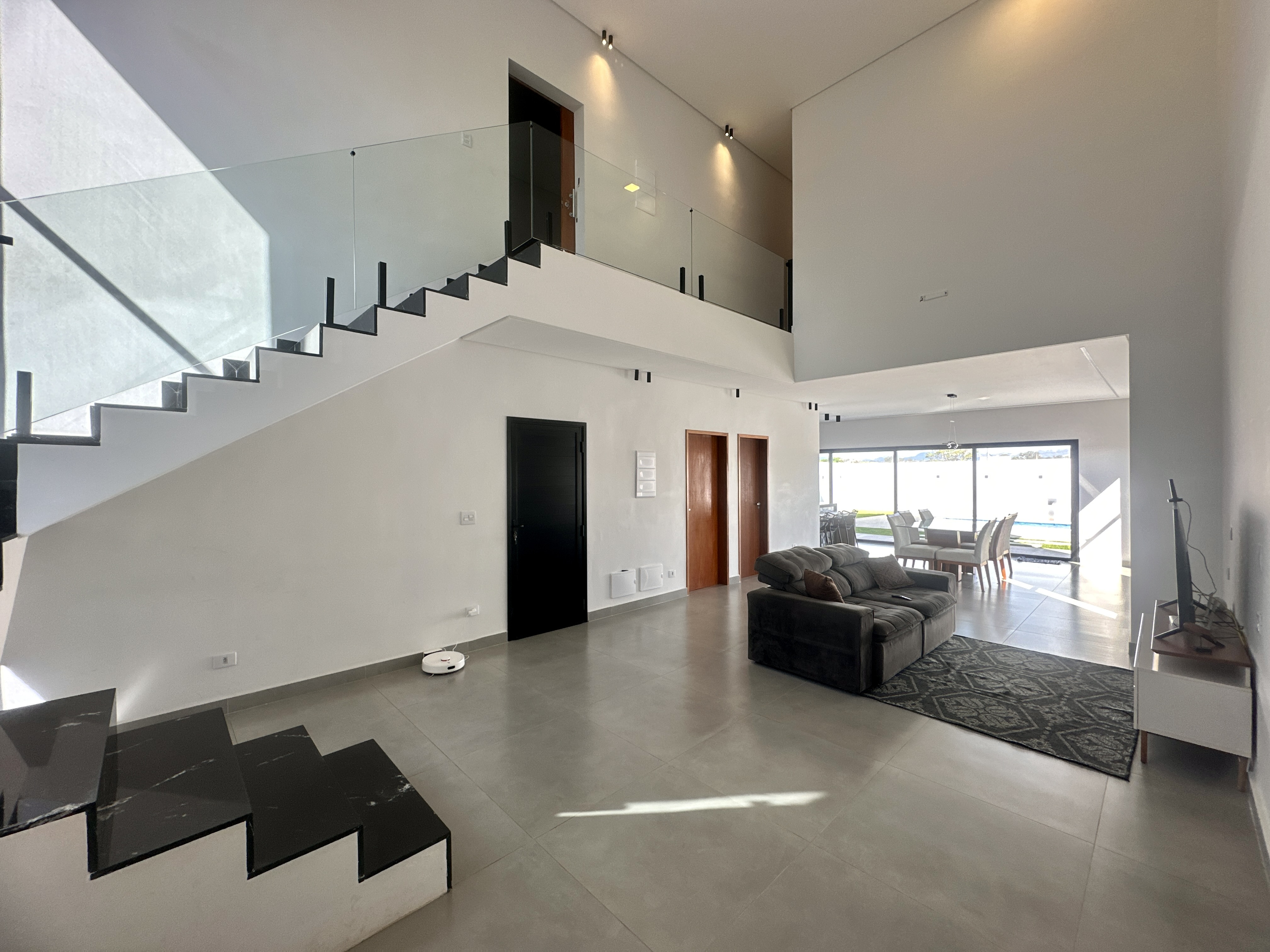 Casa à venda com 4 dormitórios no Condomínio Bella Vitta em Caçapava/SP.