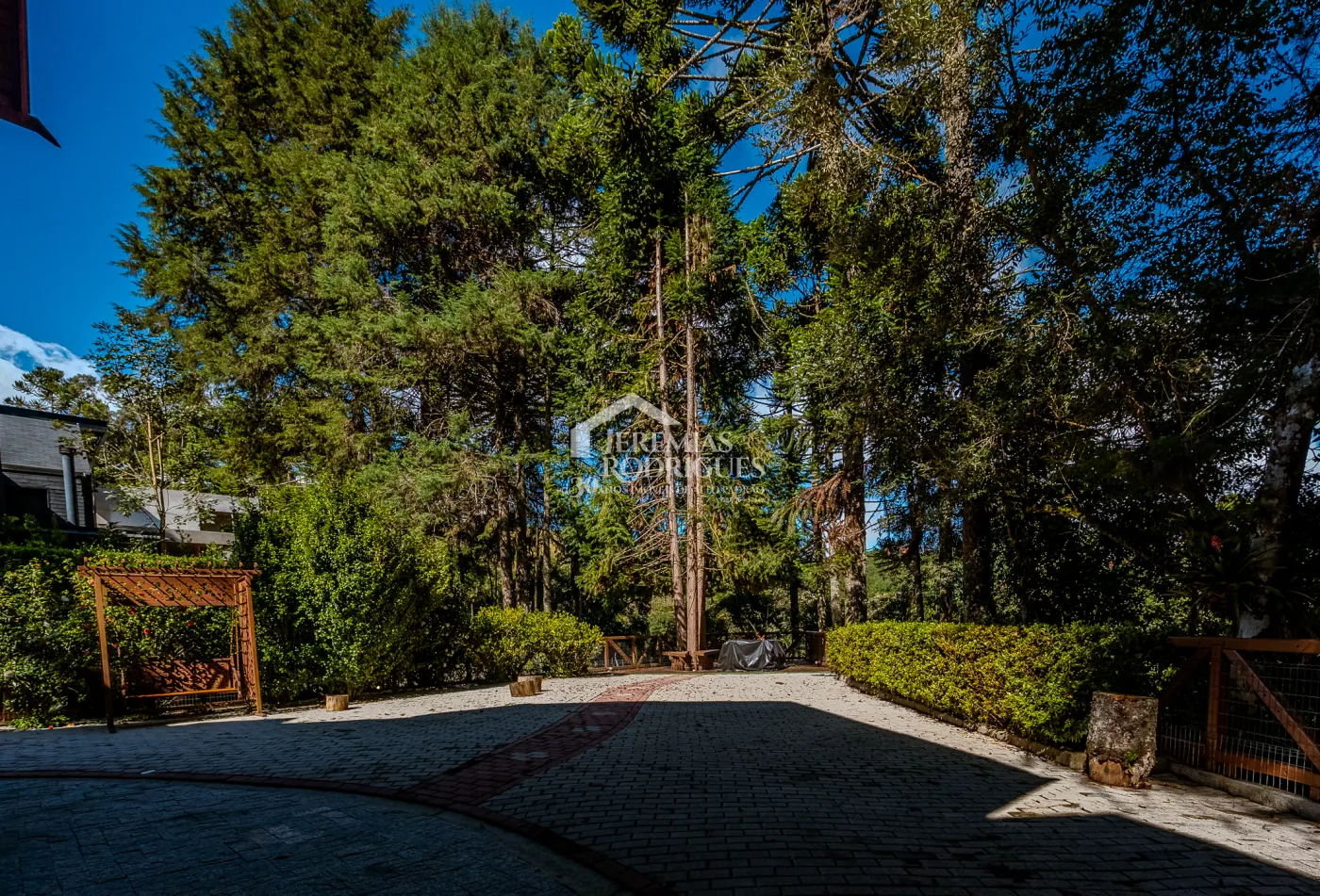 Casa à venda com 3 suítes no Condomínio Reserva Figueiredo em Campos do Jordão/SP.