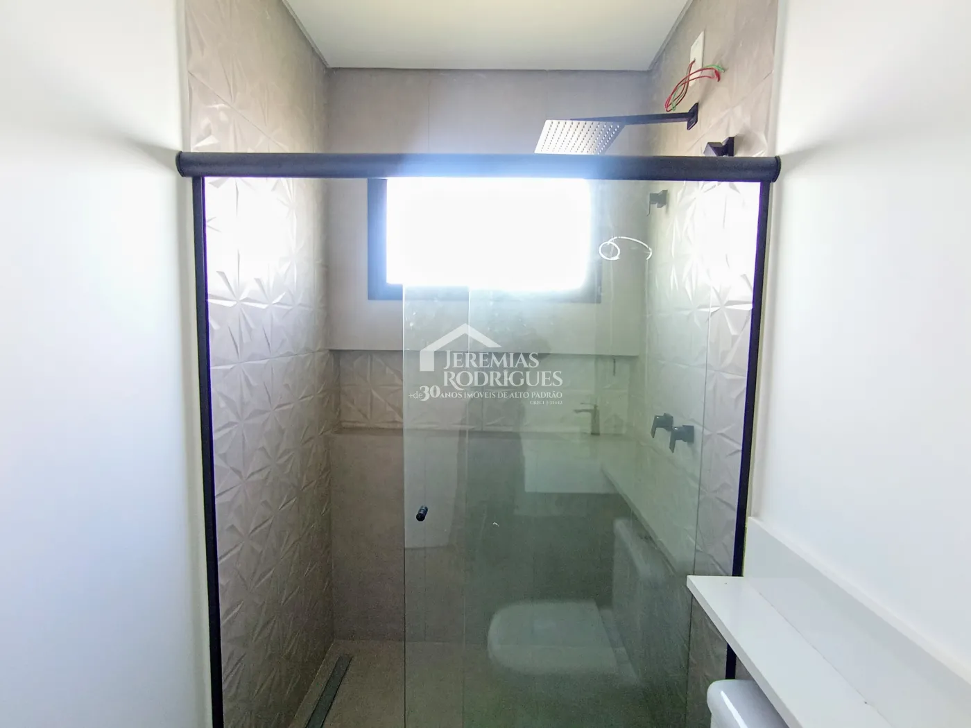 Casa assobradada à venda com 3 suítes no Condomínio Cyrela Landscape em Taubaté/SP.