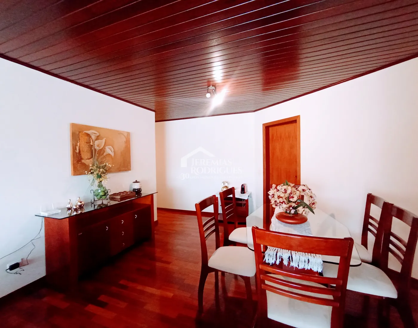 Apartamento para venda com 4 dormitórios no Edifício Solar Bela Vista em Campos do Jordão/SP