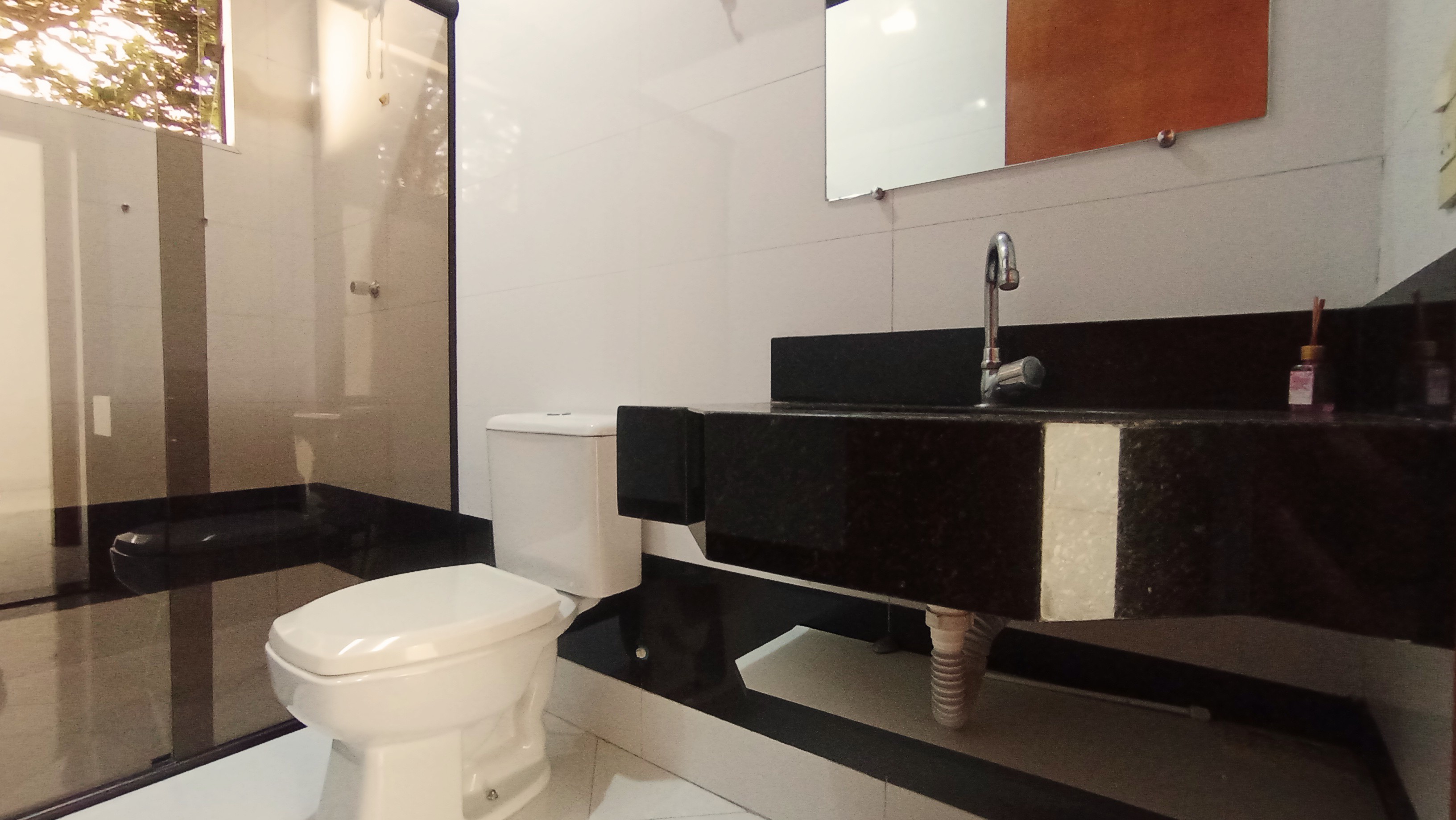 Casa à venda com 4 suítes no Condomínio Real Ville em Pindamonhangaba/SP. 