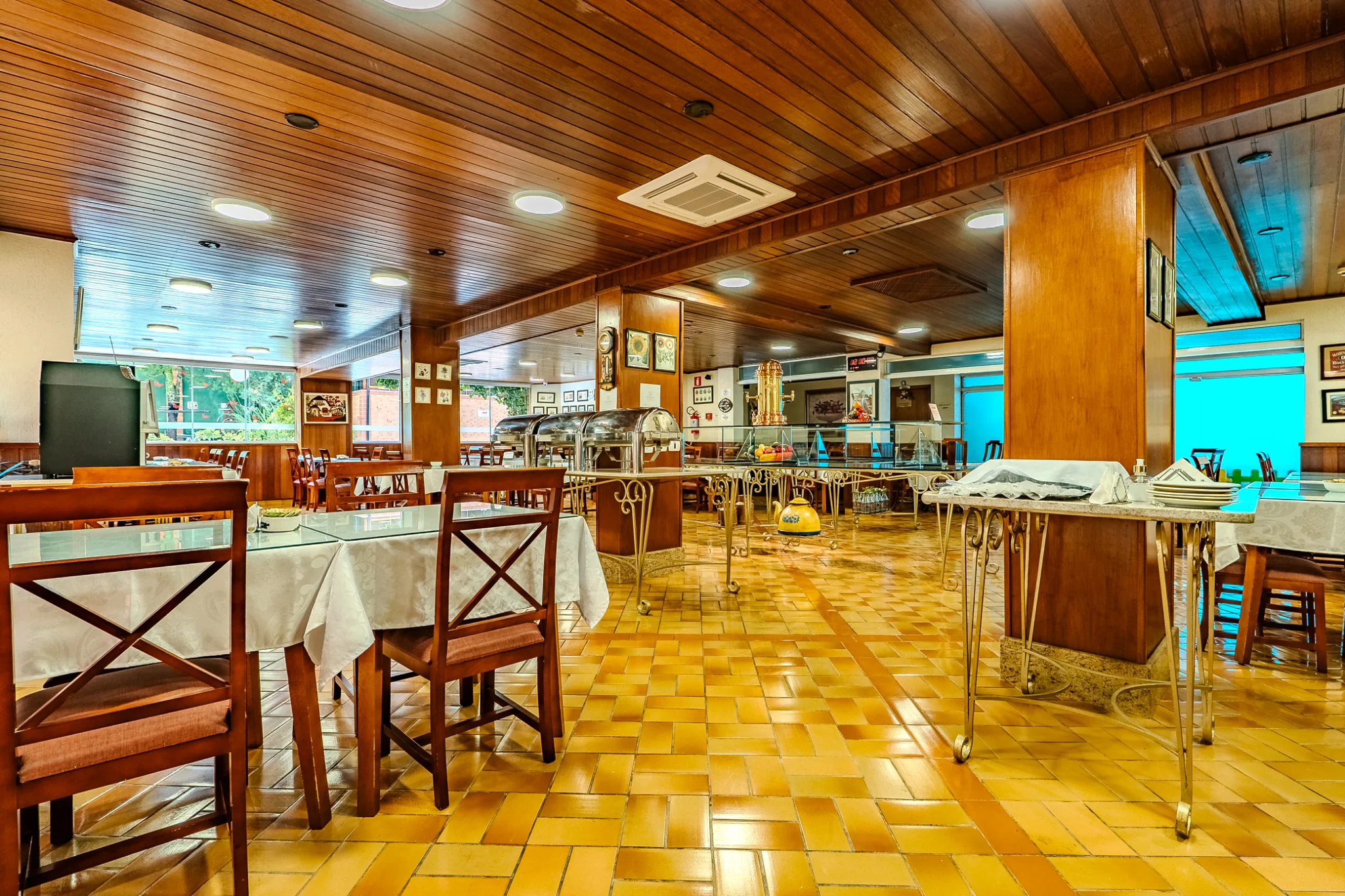 Hotel à venda com 53 apartamentos no Capivari em Campos do Jordão/SP. 