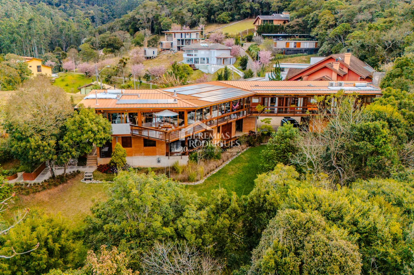 Mansão à venda com 4 suítes no Condomínio Parque da Mantiqueira em Santo Antônio do Pinhal/SP.