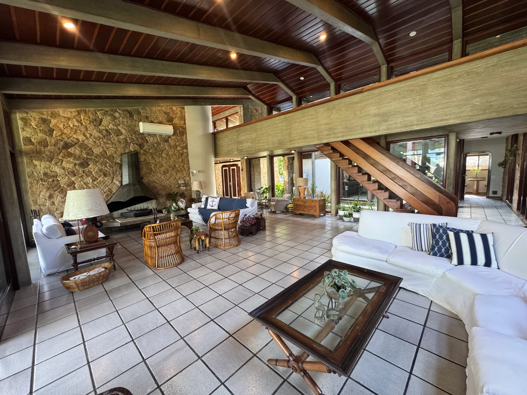 Casa á venda com 5 suítes, pé na areia no Condomínio Domingas Dias em Ubatuba/SP.