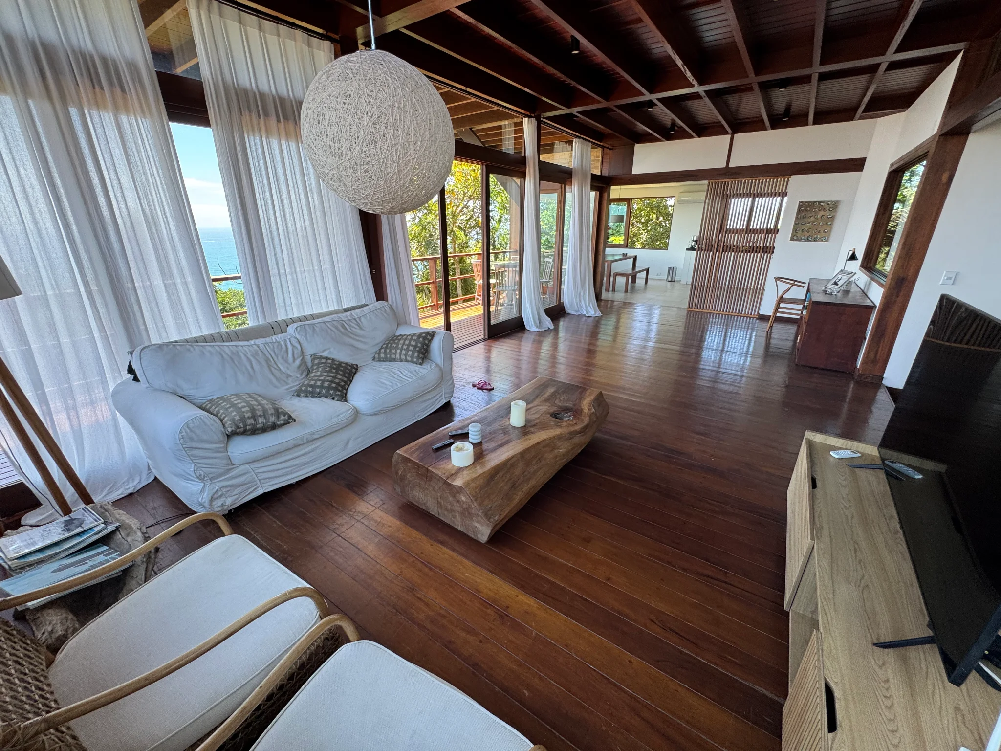 Casa à venda com 3 suítes no Condomínio Ponta das Toninhas em Ubatuba/SP. 