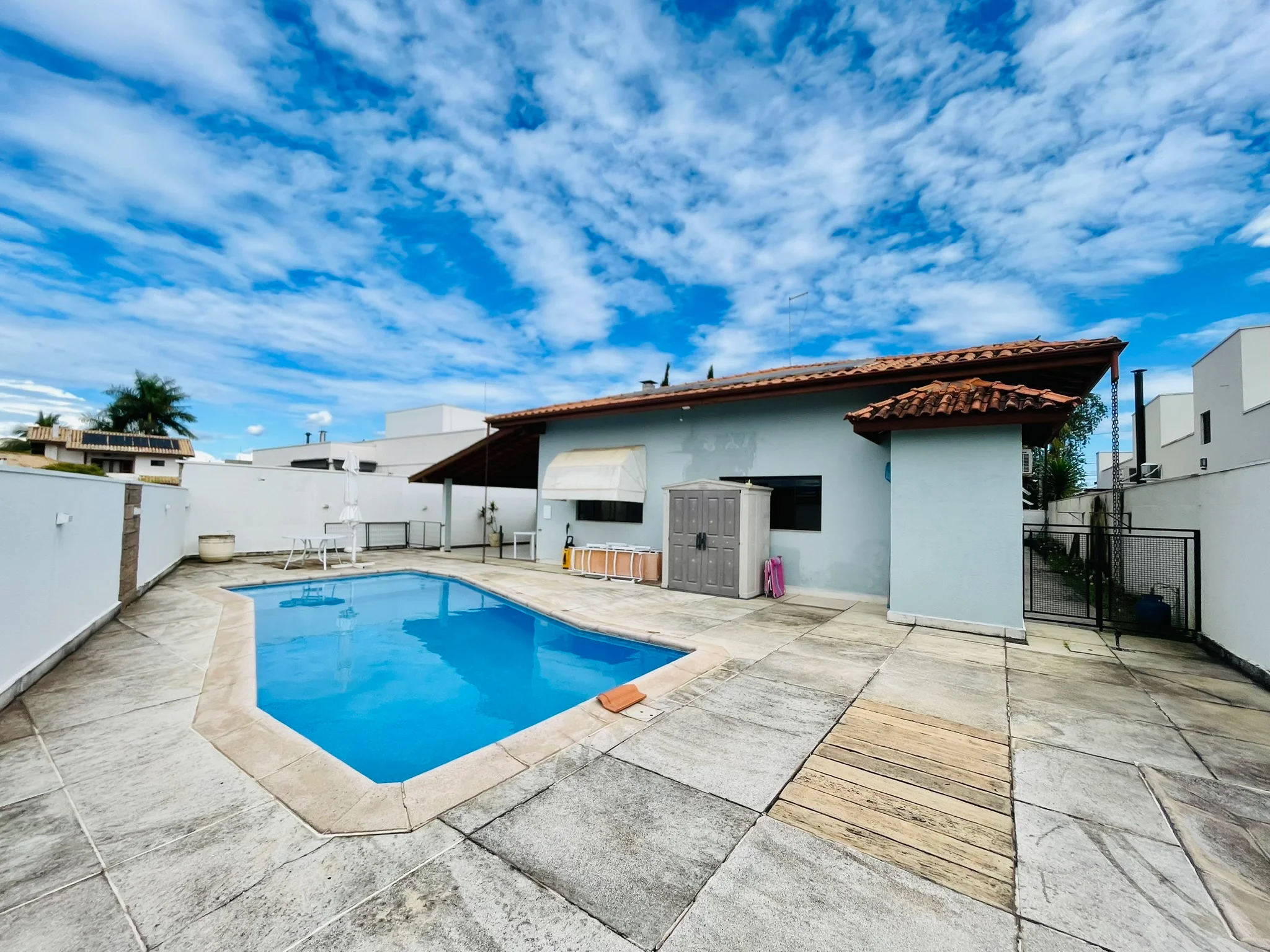 Casa à venda com 4 dormitórios no Condomínio Colonial Village I em Pindamonhangaba/SP. 