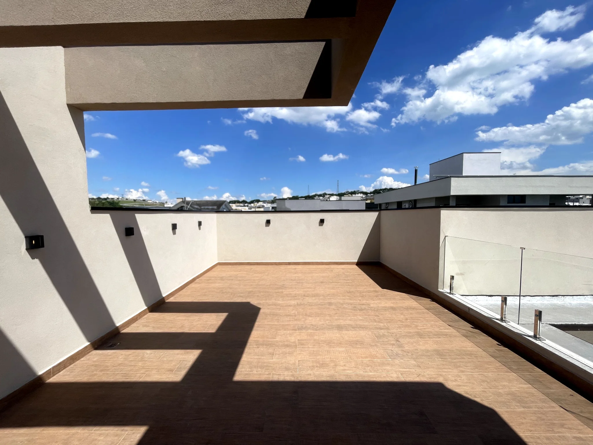 Casa para venda e locação com 3 dormitórios no Condomínio Terras do Vale em Caçapava/SP. 