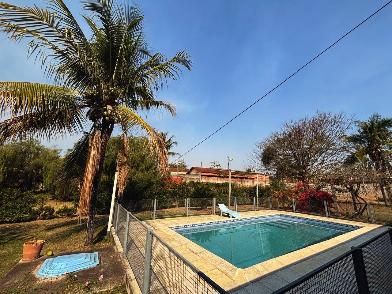 Chácara para venda e locação com 3 dormitórios no bairro Santana em Pindamonhangaba/SP.