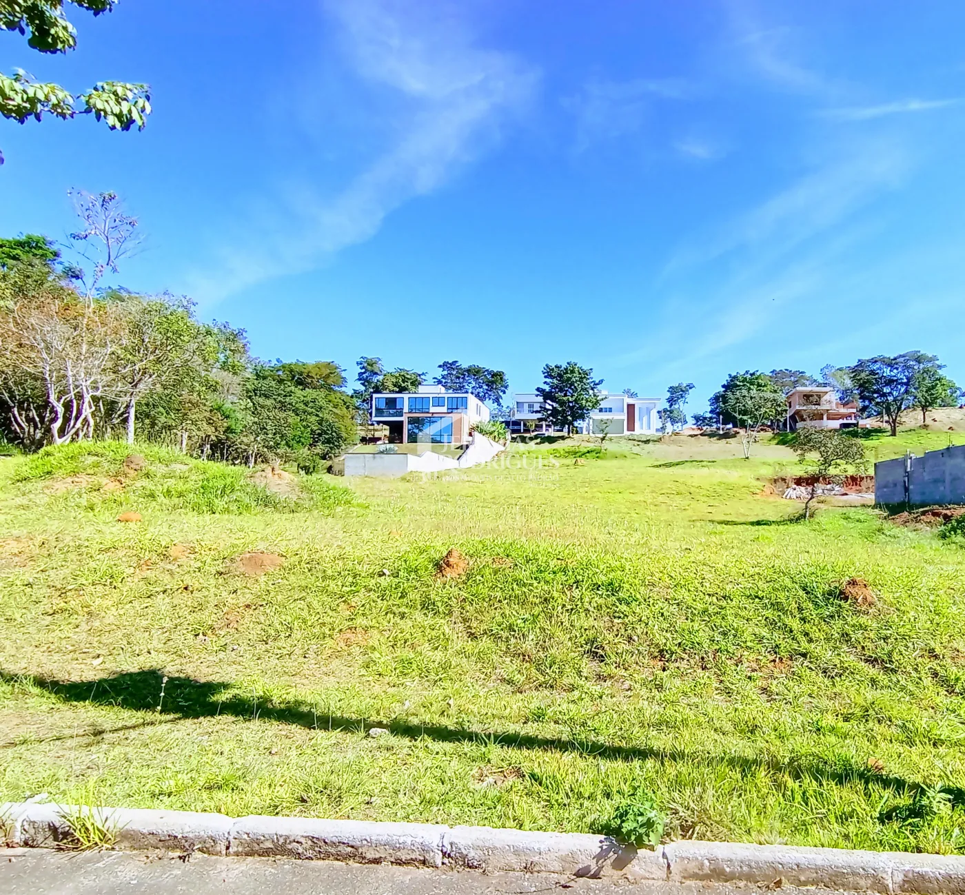 Terreno à venda com 1.159 m² no Condomínio Altos do Cataguá em Taubaté/SP.