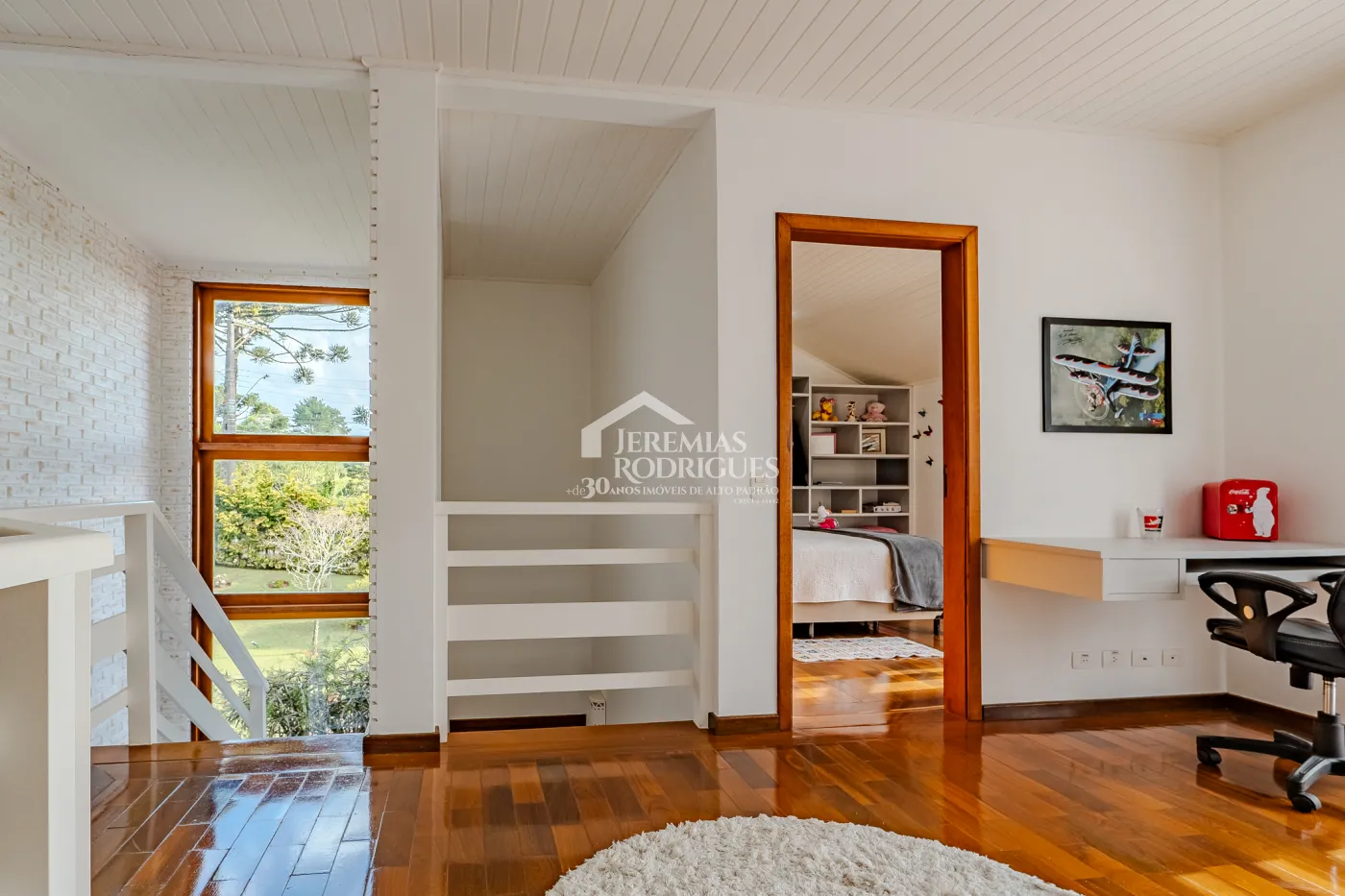 Casa assobradada à venda com 3 dormitórios no Condomínio Aldeia Austríaca em Campos do Jordão/SP.