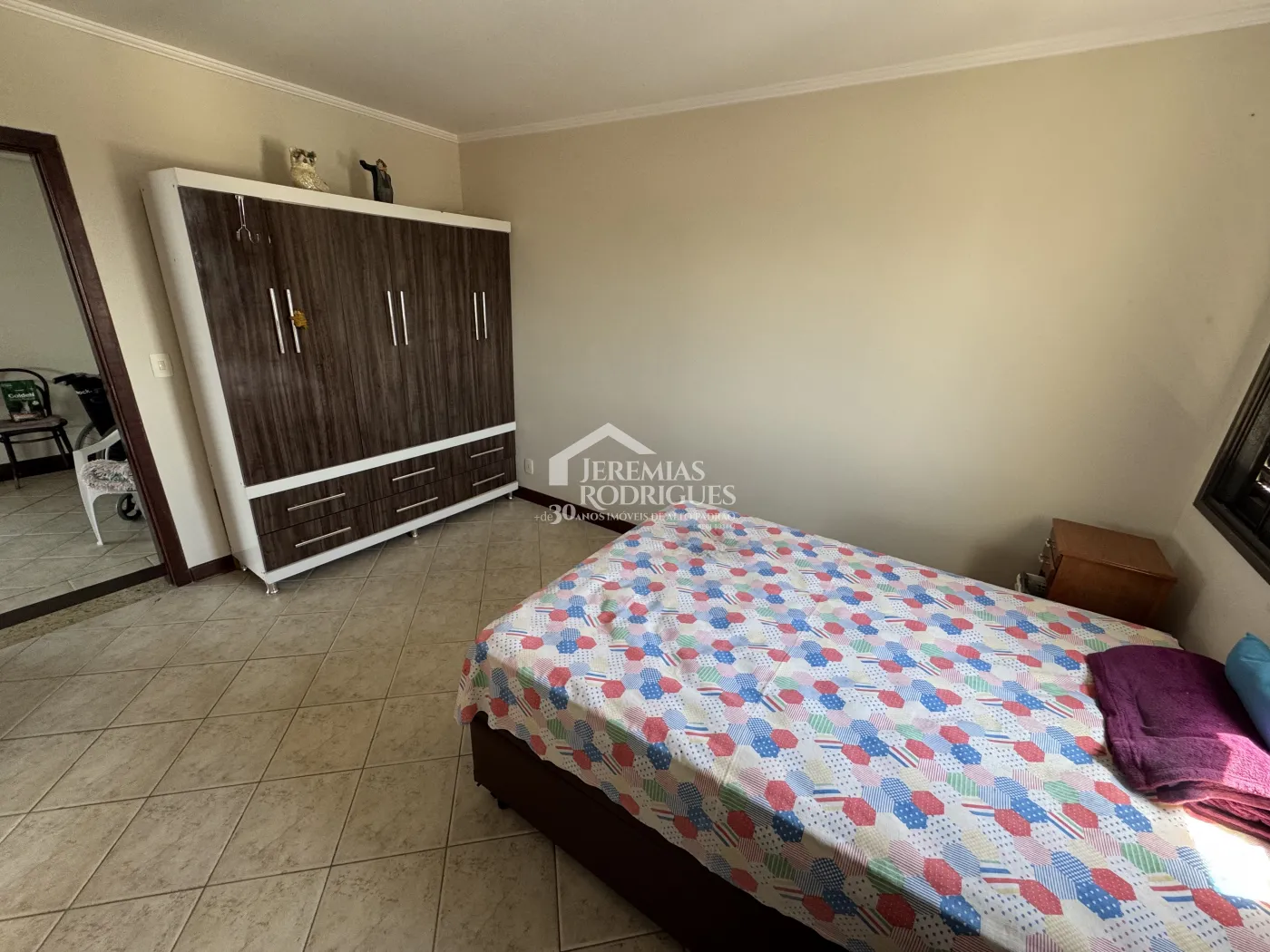 Apartamento à venda com 3 suítes, 276 m² no Edifício Vienna em Pindamonhangaba/SP.