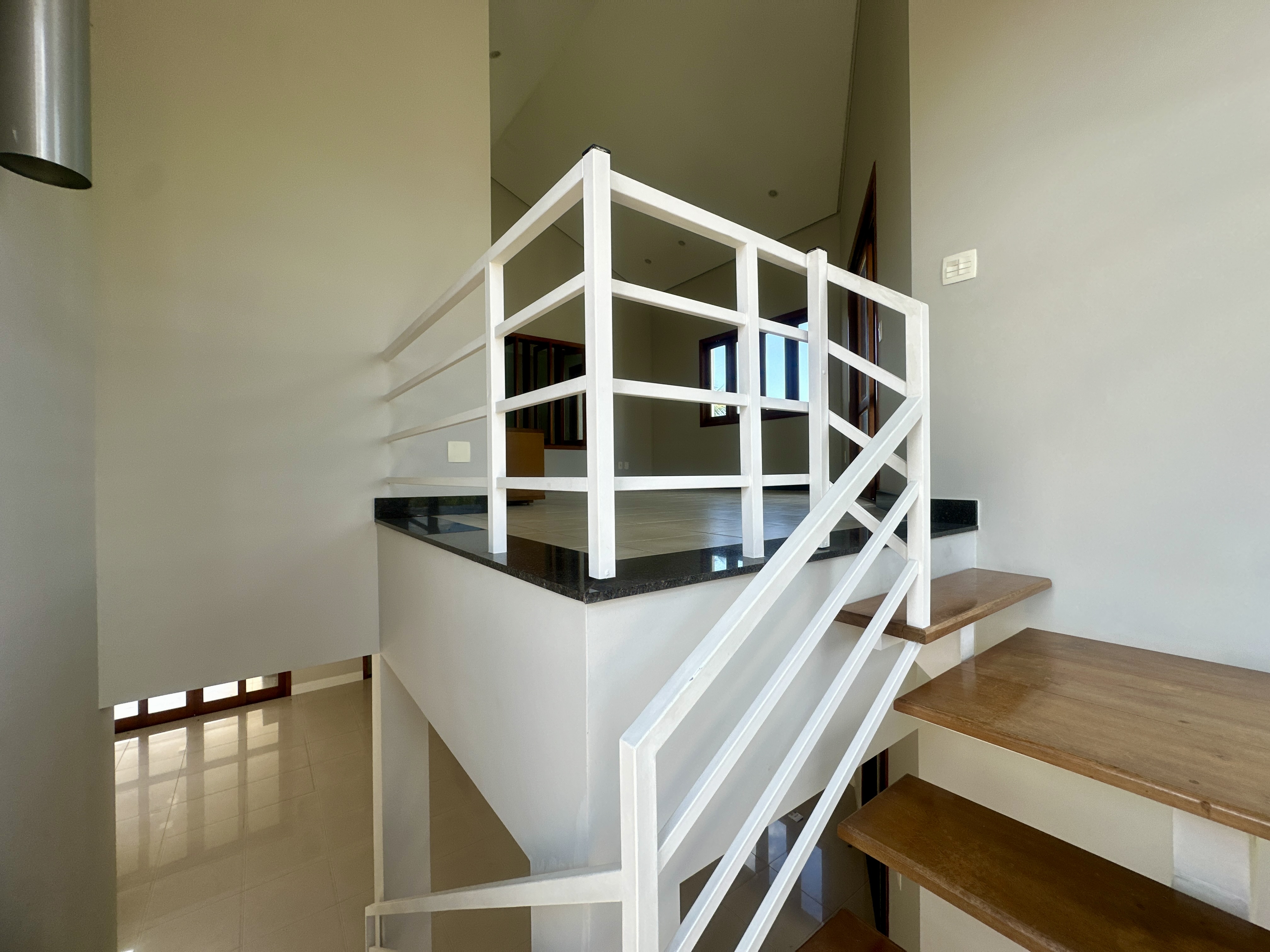 Casa para locação com 3 suítes no Condomínio Taubaté Village em Taubaté/SP. 