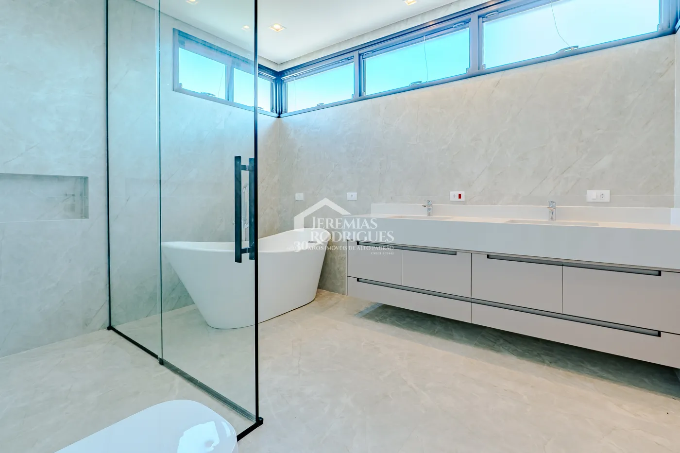 Casa à venda com 4 suítes no Condomínio Residencial Alphaville II em São José dos Campos/SP.